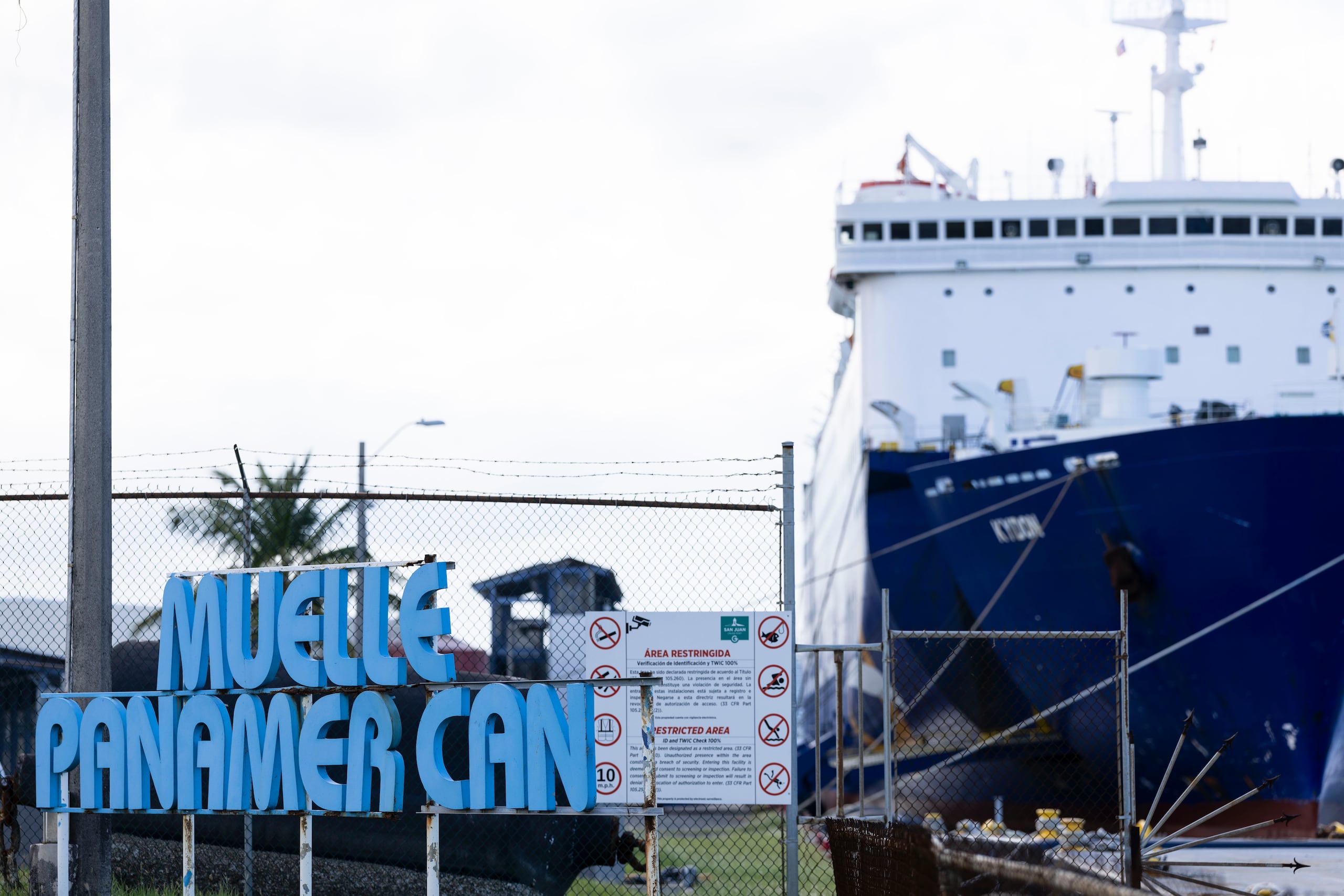 La calle Muelle conecta con la calle Charles A. Lindbergh, vía que atraviesa los predios del Centro de Convenciones hasta la zona de operaciones de carga y astilleros, pasando por el aeropuerto de Isla Grande.
