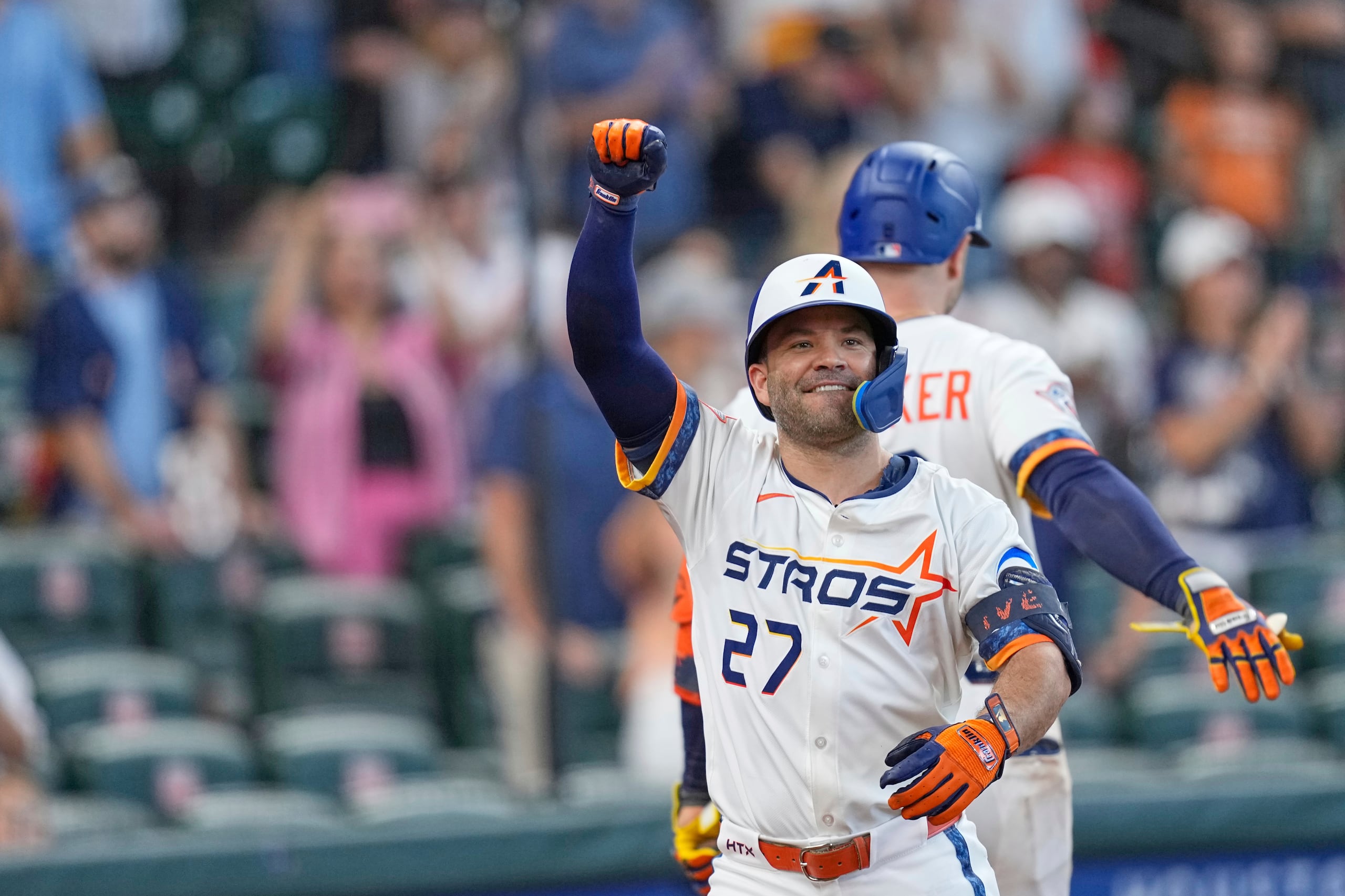 José Altuve (27), de los Astros de Houston, celebra después de batear un cuadrangular de dos carreras durante la octava entrada del juego de béisbol de Grandes Ligas frente a los Angelinos de Los Ángeles el lunes 1 de septiembre de 2025, en Houston. (AP Foto/David J. Phillip)