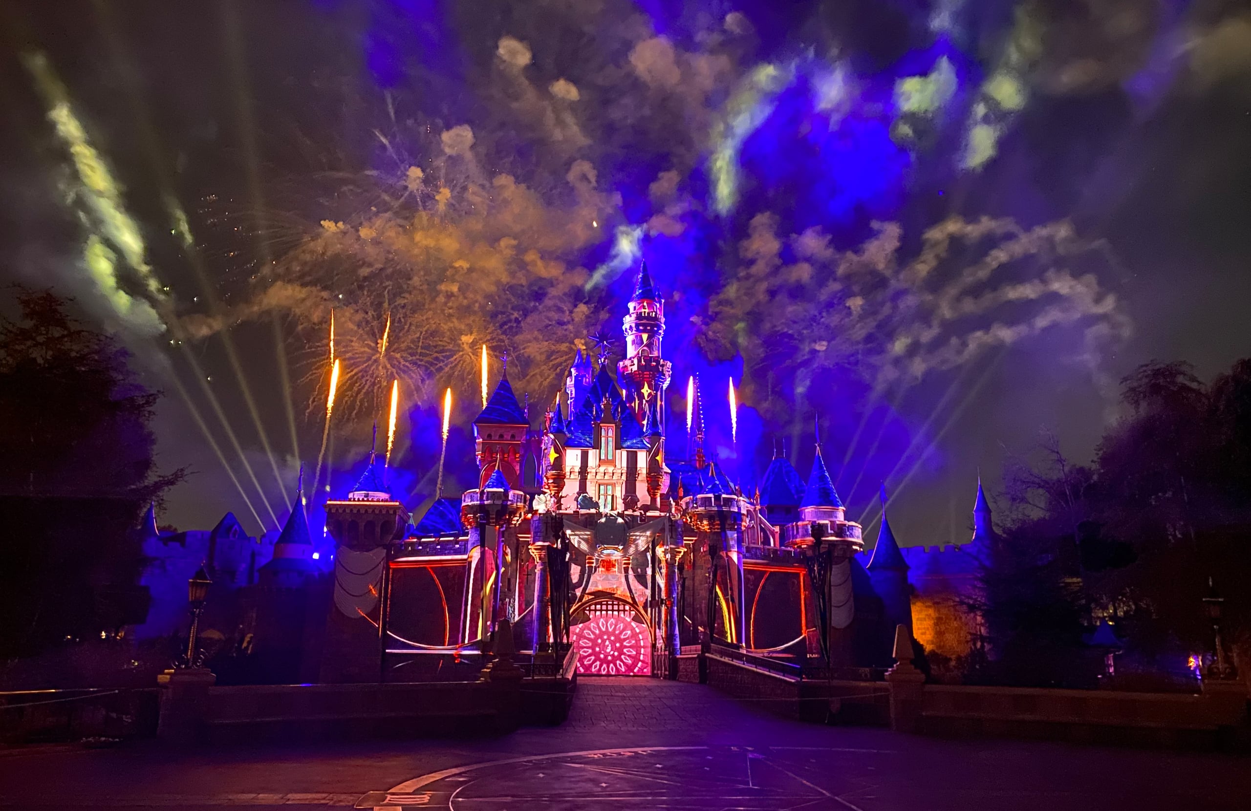 Disney opera siete de los diez parques temáticos más concurridos del mundo, incluido el Parque Magic Kingdom de Walt Disney World, que es el parque temático número uno en asistencia del mundo.