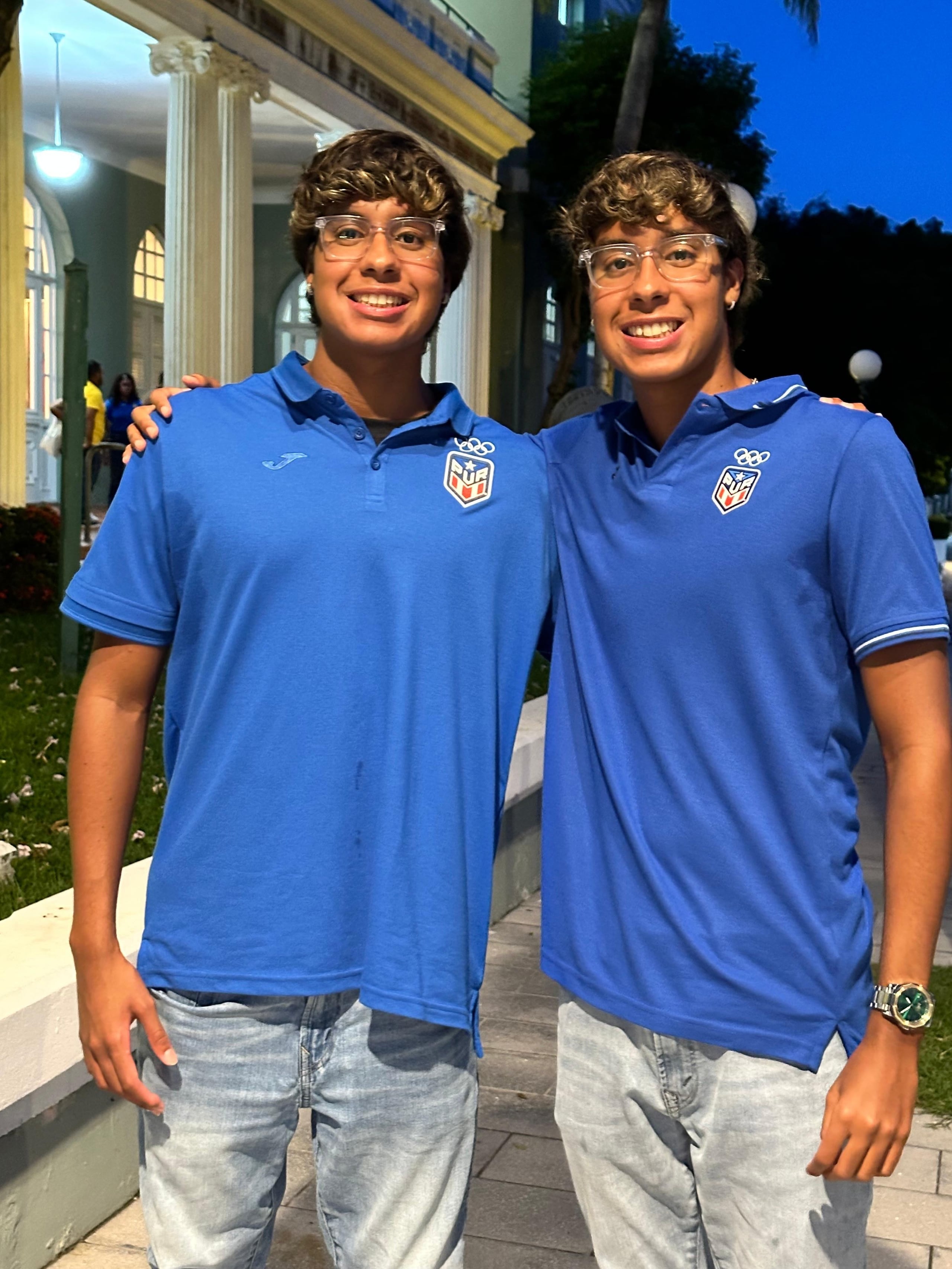Jamarr y Jarod Bruno aparecen aquí el día del abanderamiento de la delegación boricua.