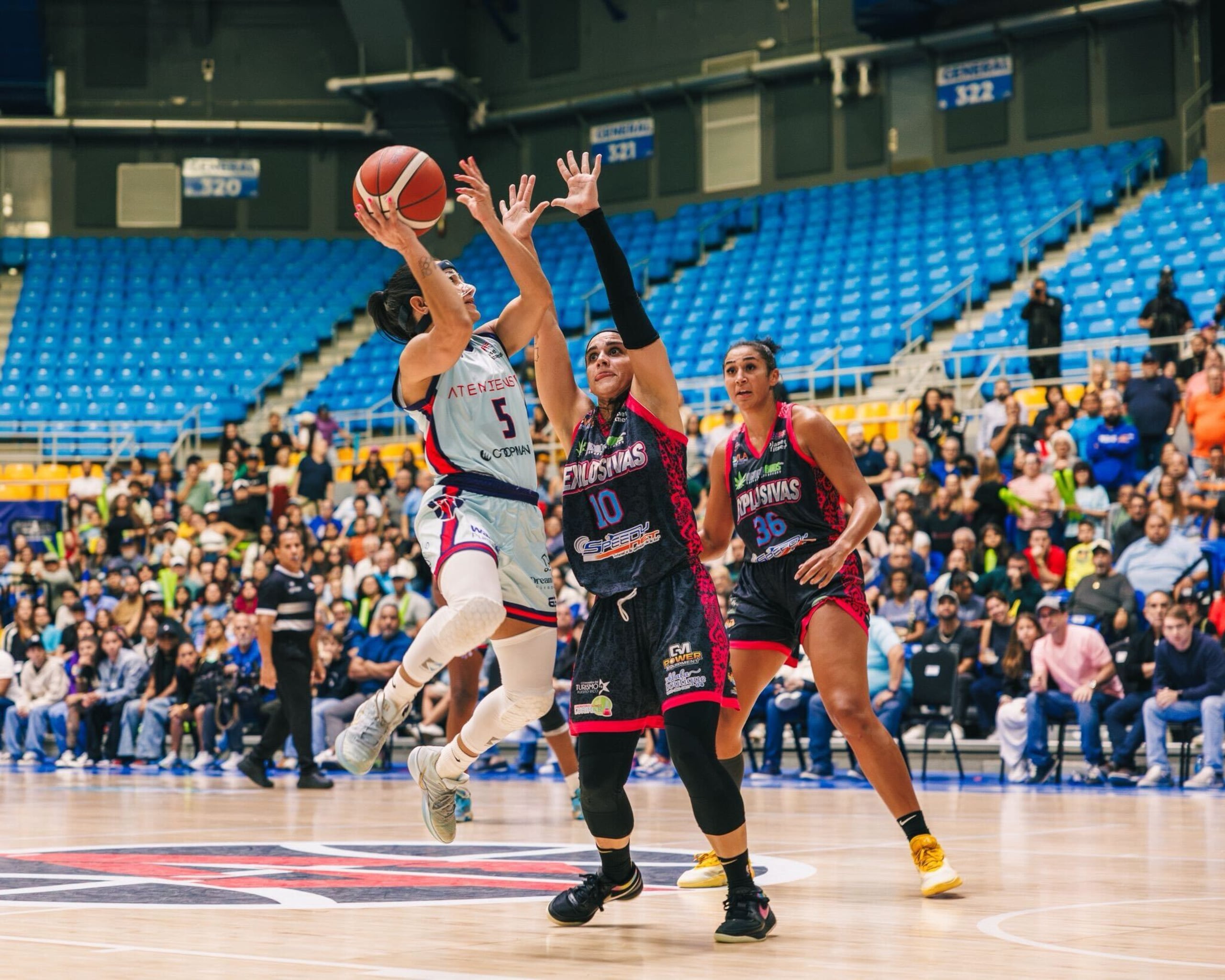 Pamela Rosado, de las Atenienses de Manatí, lanza al canasto en el sexto juego de la final del BSNF 2025.
