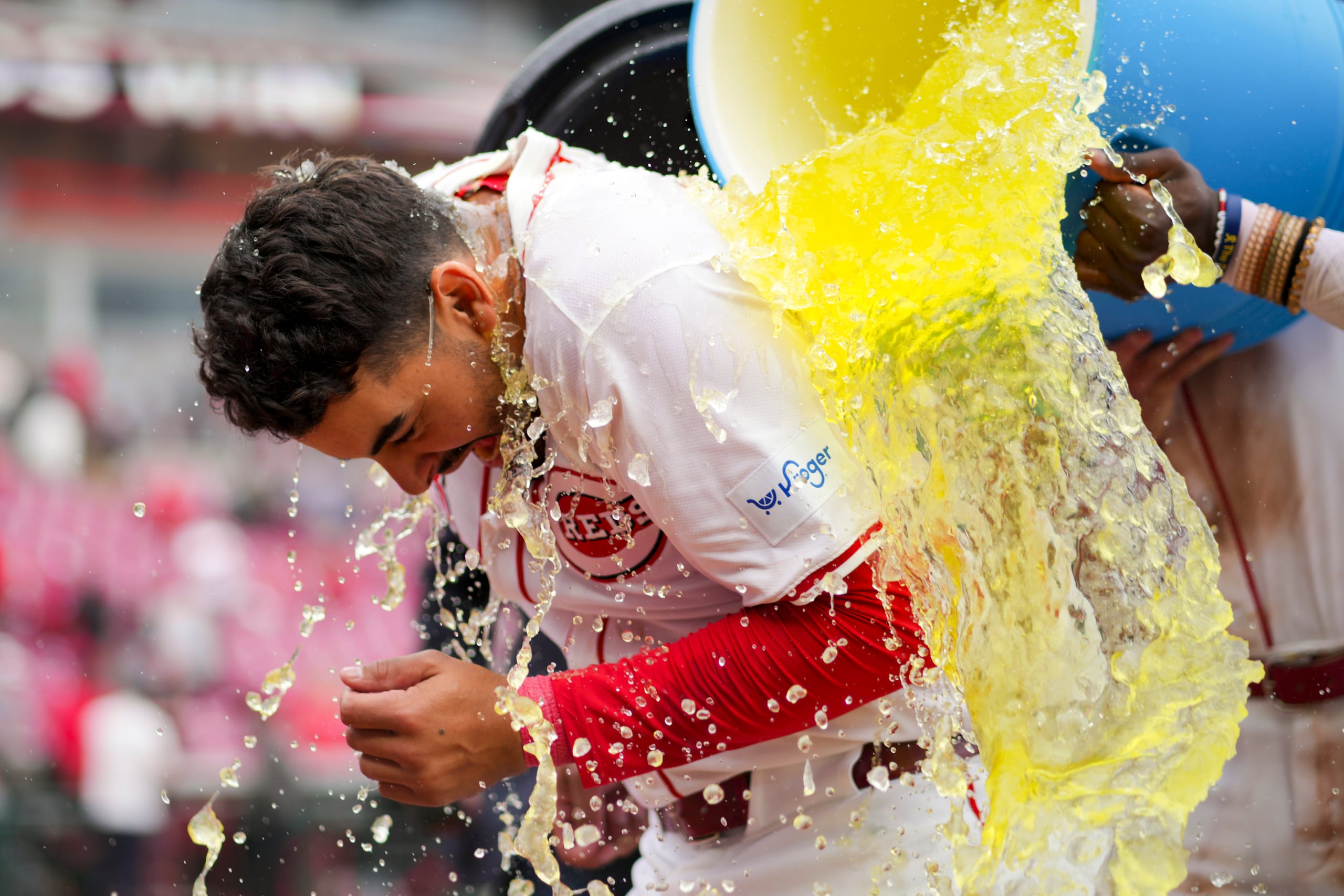 Christian Encarnacion Strand recibe el baño de héroe luego de pegar un cuadrangular solitario que le dio la victoria a los Reds.