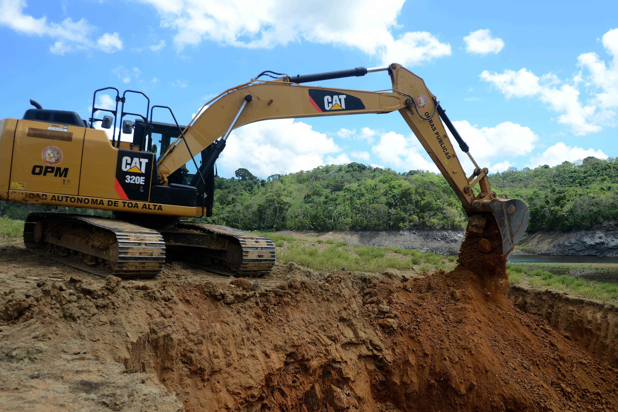 Una solitaria excavadora del mencionado municipio vertía ayer la mezcla de arena, barro y materia orgánica.