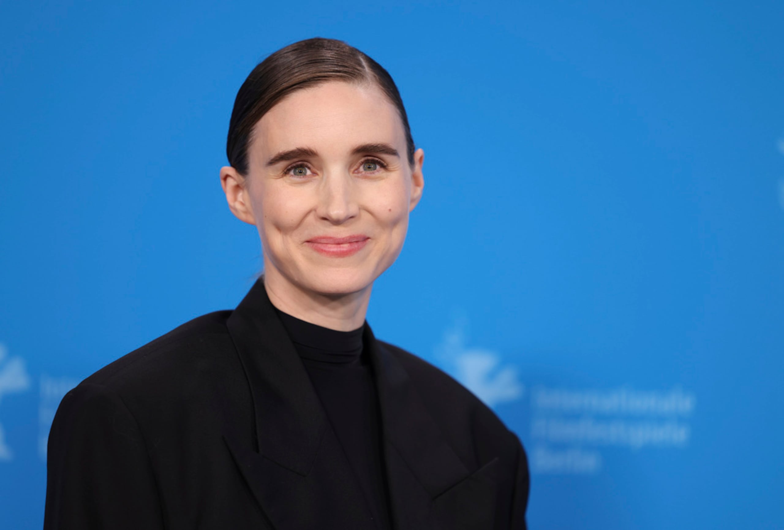Rooney Mara posa para los fotógrafos el 16 de febrero de 2023 en el Berlin International Film Festival.
