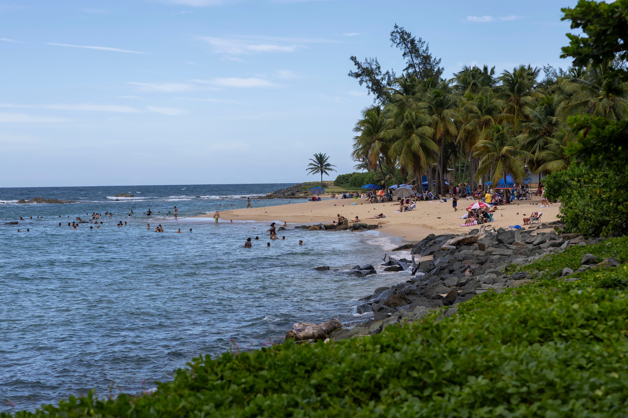 Una de las playas que tendrá estos servicios será El Escambrón.
