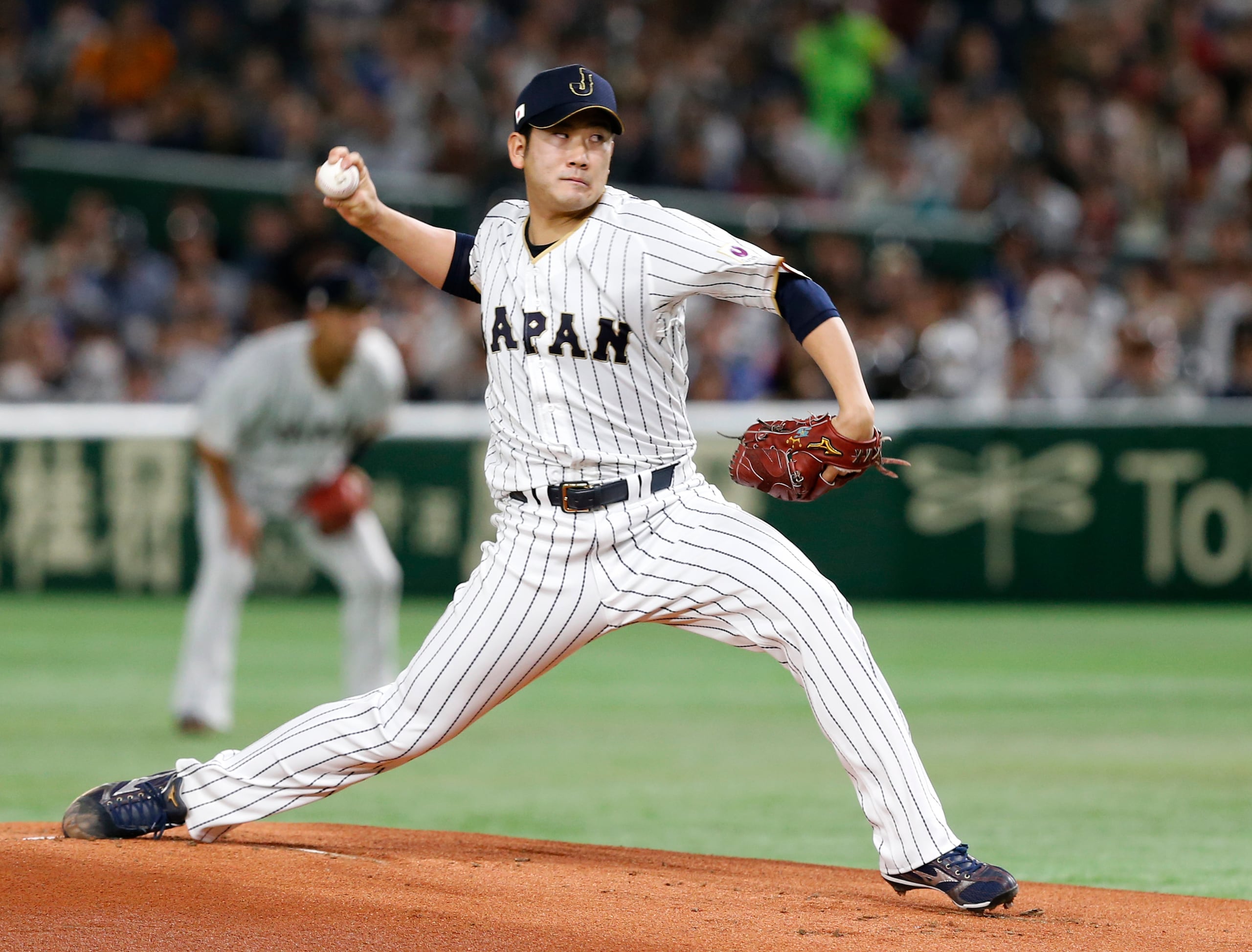 El abridor japonés Tomoyuki Sugano lanza contra Cuba durante la primera entrada de su juego de segunda ronda en el Clásico Mundial de Béisbol en el Tokyo Dome en Tokio, el 14 de marzo de 2017.