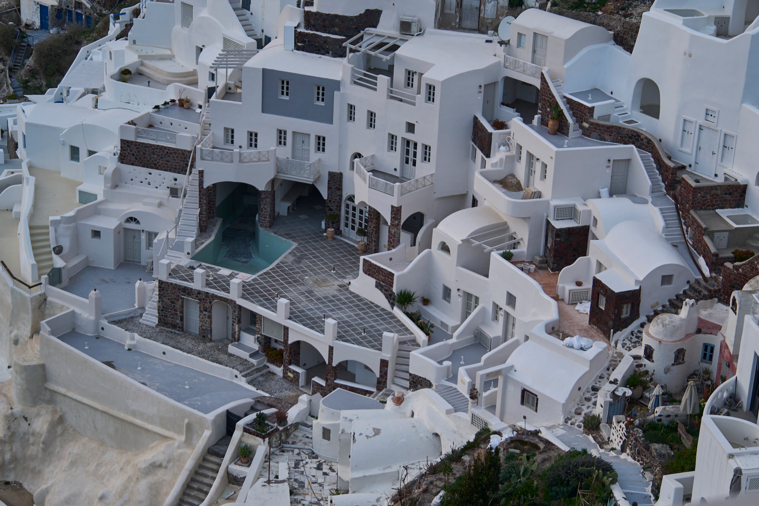Una piscina vacía en un grupo de edificios en lo alto de un acantilado en la localidad de Oia, en la isla de Santorini, Grecia, golpeada por un terremoto, el 4 de febrero de 2025.