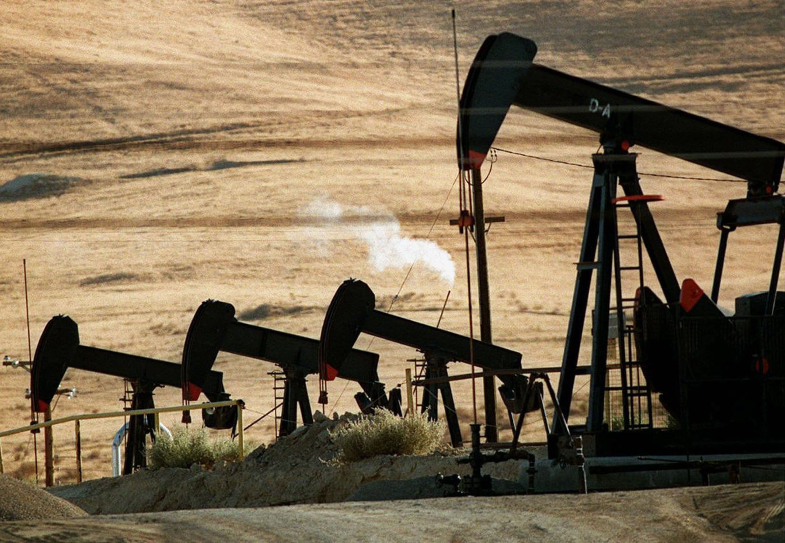 El exceso de oferta, las grandes reservas de petróleo en Estados Unidos y otros países, así como el debilitamiento de la economía en China han arrastrado el precio del barril de crudo a niveles no vistos desde más de 12 años. (GFR Media)