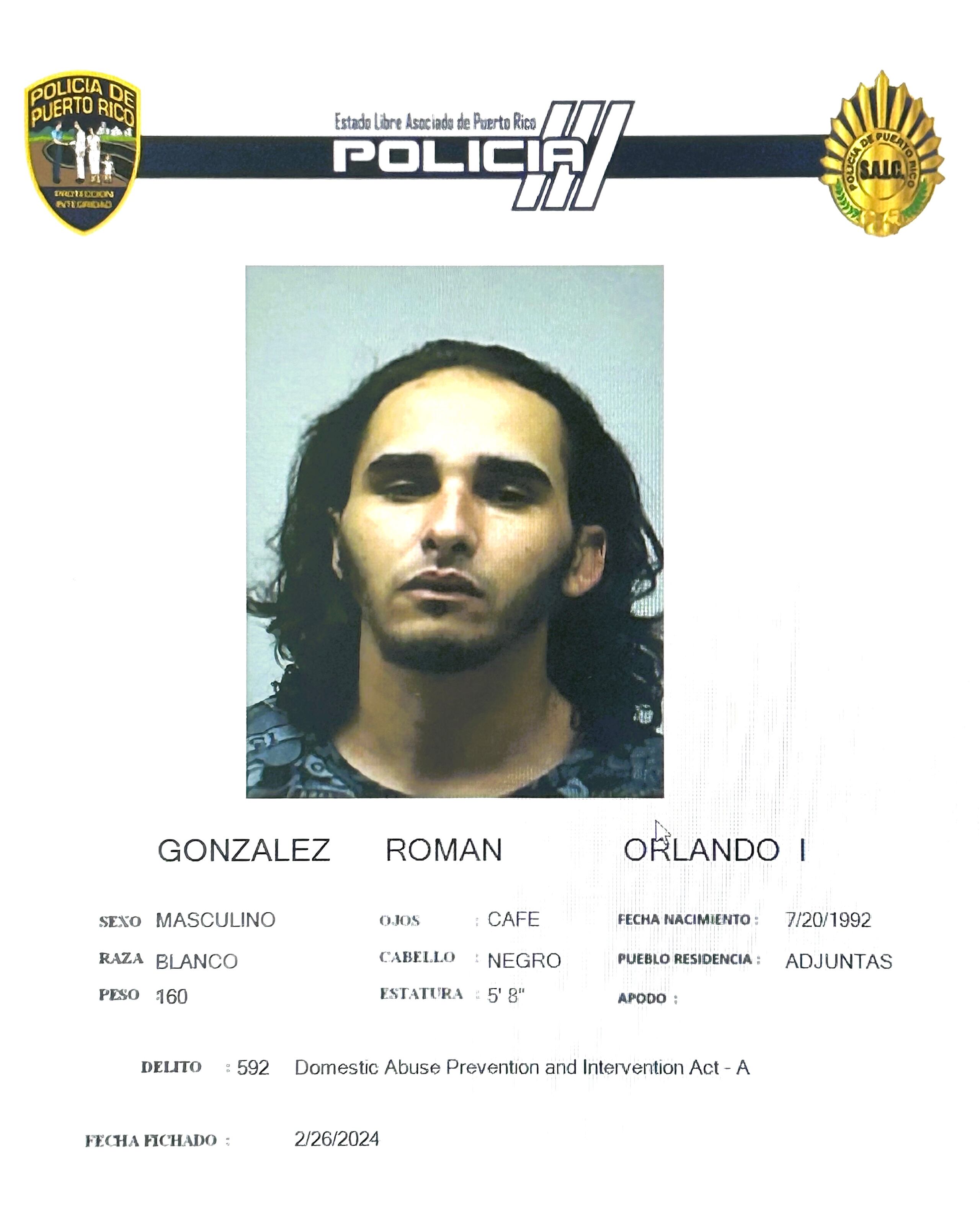 Orlando Israel González Román de 31 años y residente de Adjuntas, enfrenta cargos por cargos de violencia de género contra su expareja.