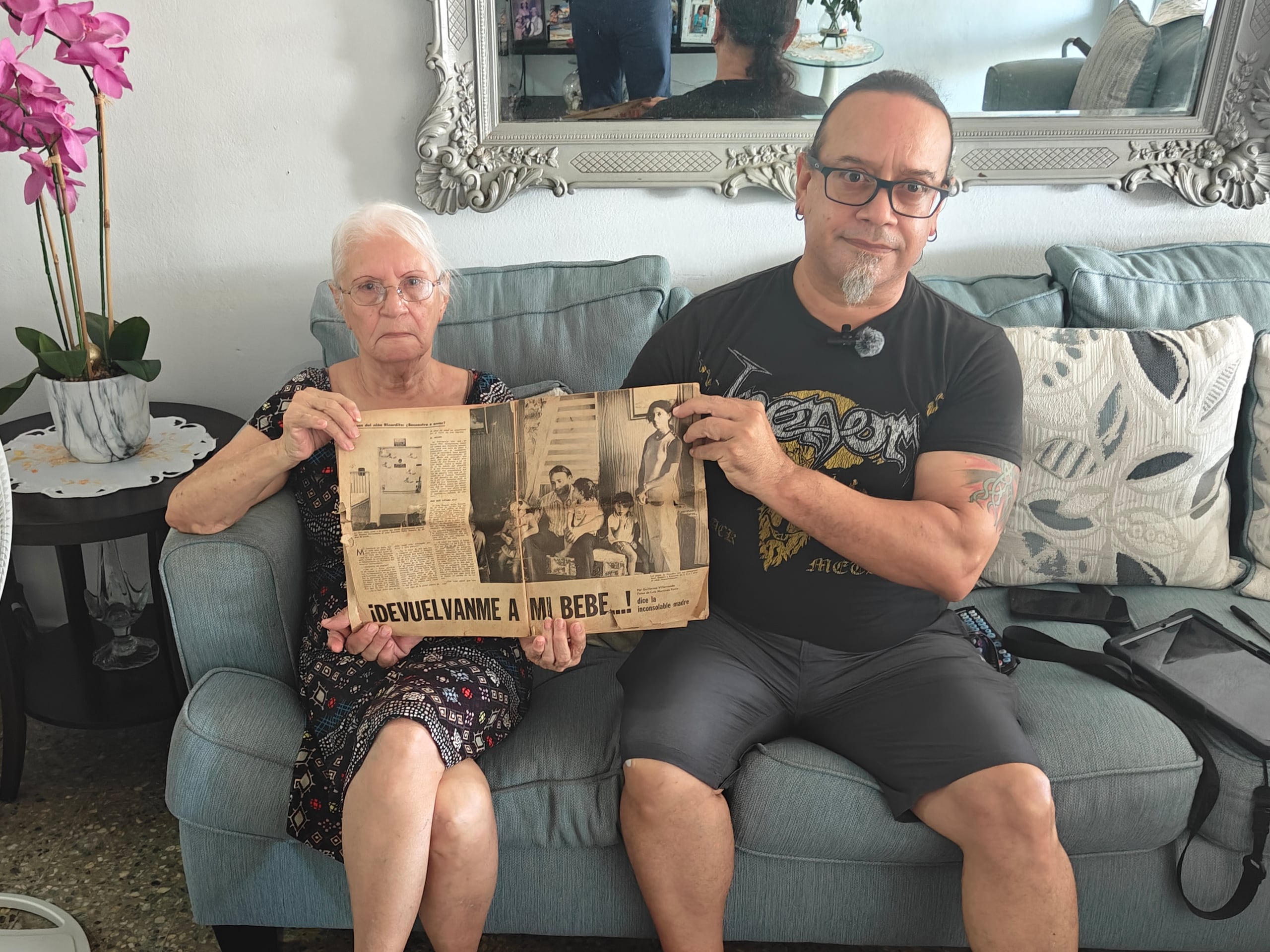 Alciria Rosario y su hijo Javier Rolón, muestran un artículo publicado en la desaparecida revista Bohemia de Nueva York, en el que se reseña el secuestro de su hijo Ricardo.