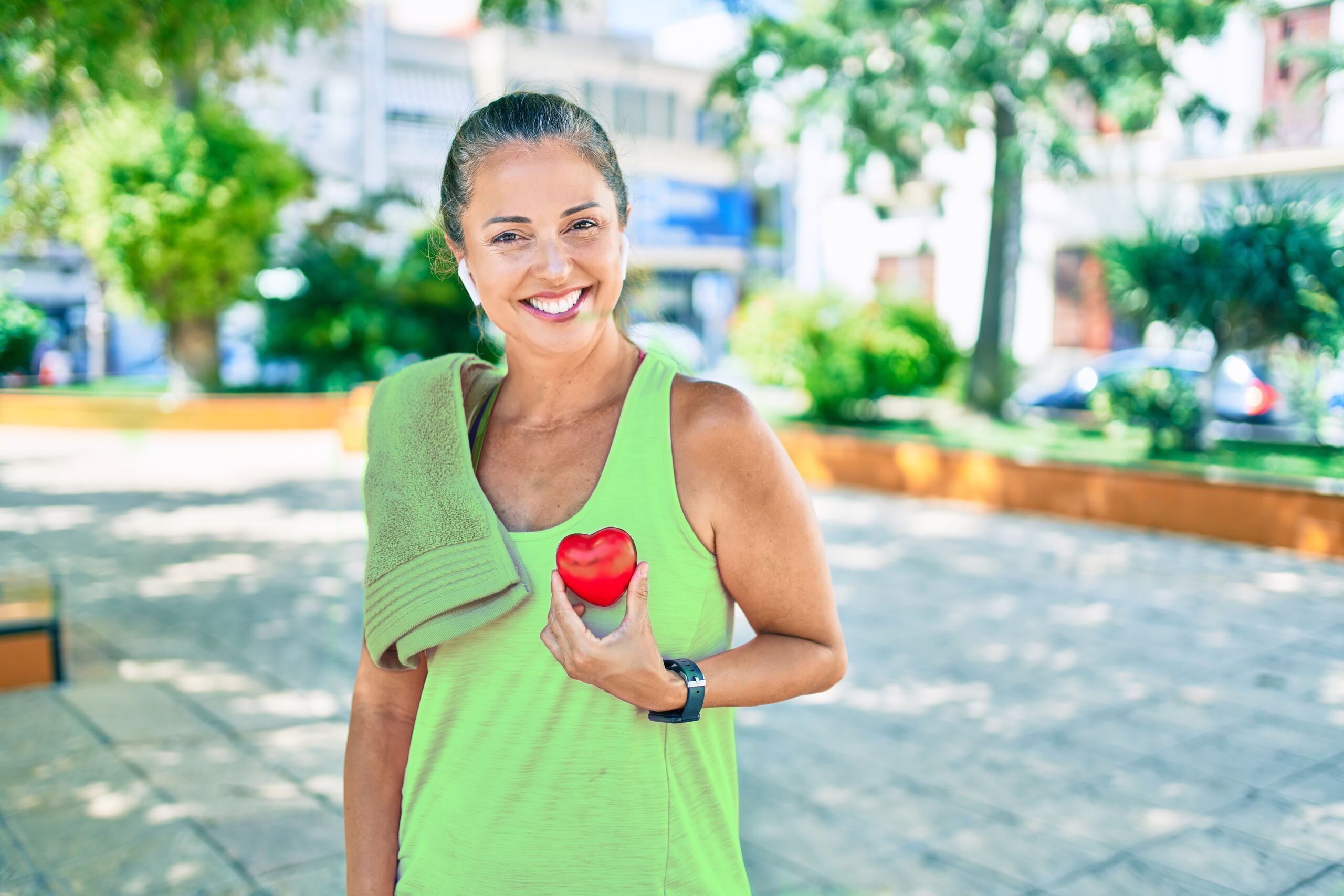 Los determinantes sociales de la salud reflejan el impacto del entorno social en la salud de las personas que comparten una comunidad determinada y ejercen influencia sobre los factores de la salud cardiovascular de los individuos