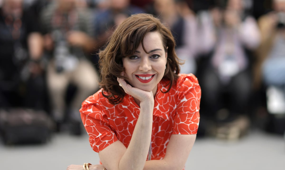 La actriz Aubrey Plaza se convierte en madre a sus 42 años