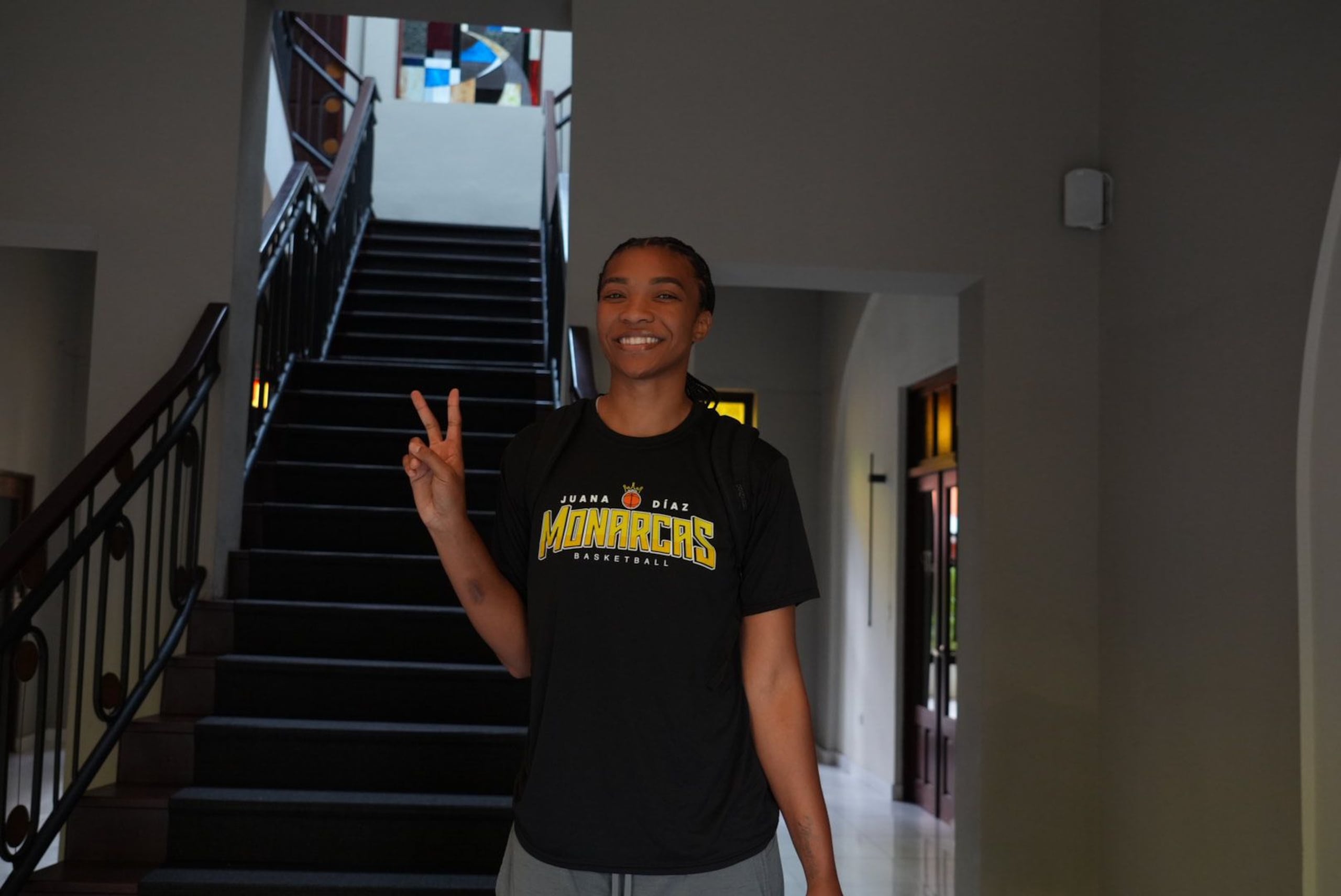 Imani Stafford-McGee con una camiseta de las Monarcas de Juana Díaz.