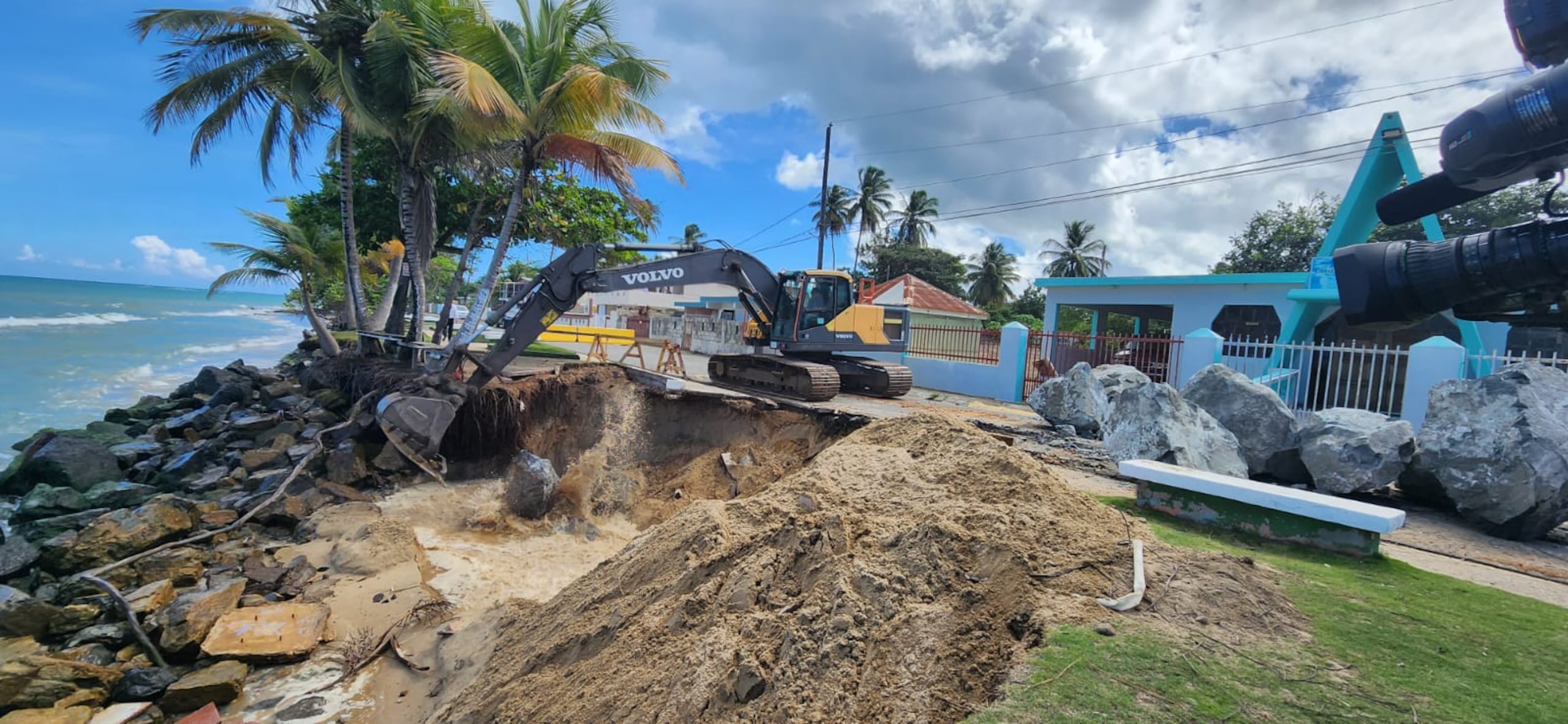 Los camiones movieron; uno 38.90 toneladas y otro 40.27 de piedras. Cada piedra mide entre 5 a 6 pies.