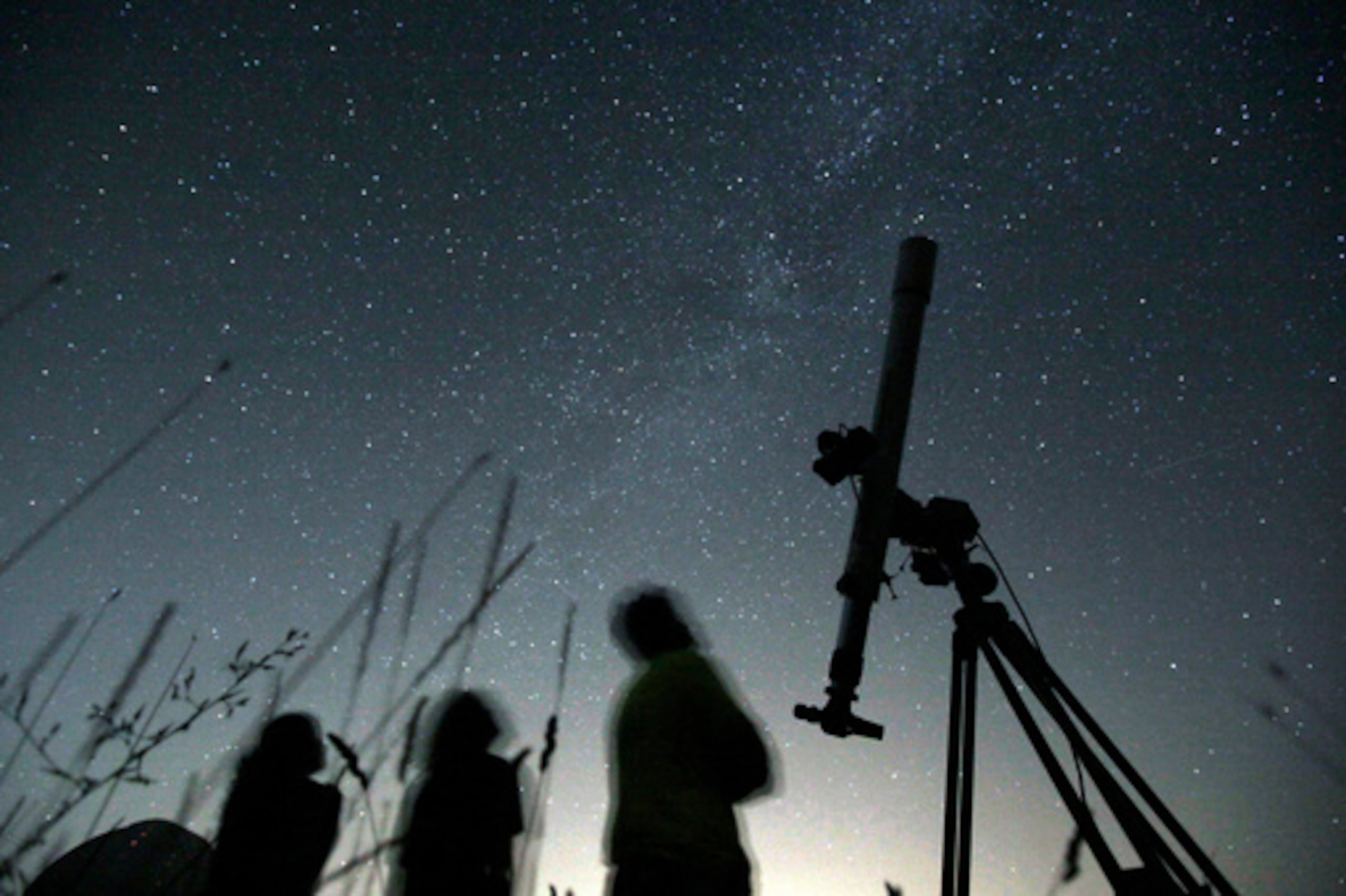 ARCHIVO - Varias personas miran al cielo desde un observatorio cerca del pueblo de Avren, Bulgaria, el 12 de agosto de 2009. (AP Photo/Petar Petrov, Archivo)