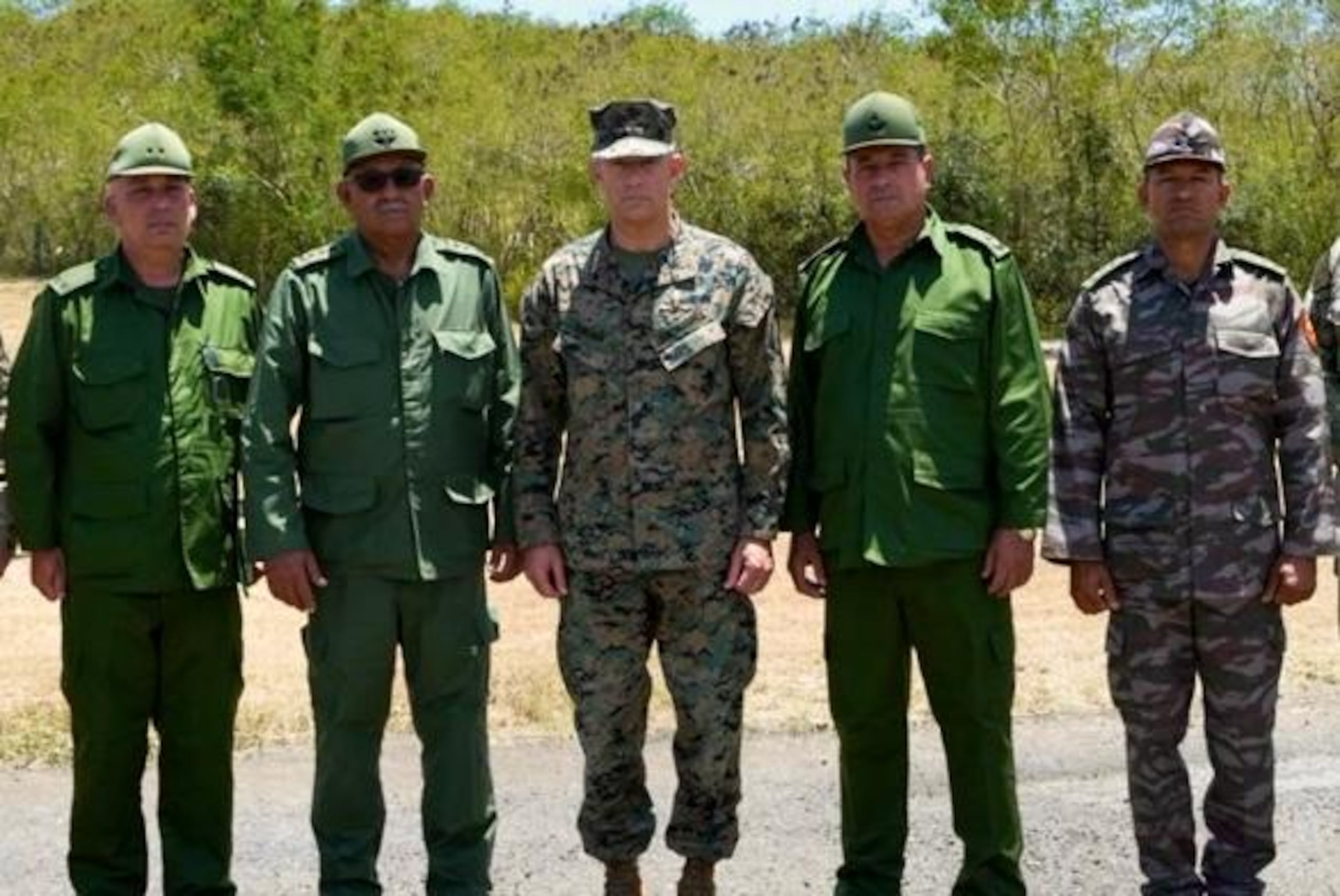 Según el Comando Sur, el encuentro fue "un breve intercambio sobre asuntos de seguridad operativa" y la seguridad "del personal militar y sus familias y la preparación operativa, junto con los oficiales de la base".