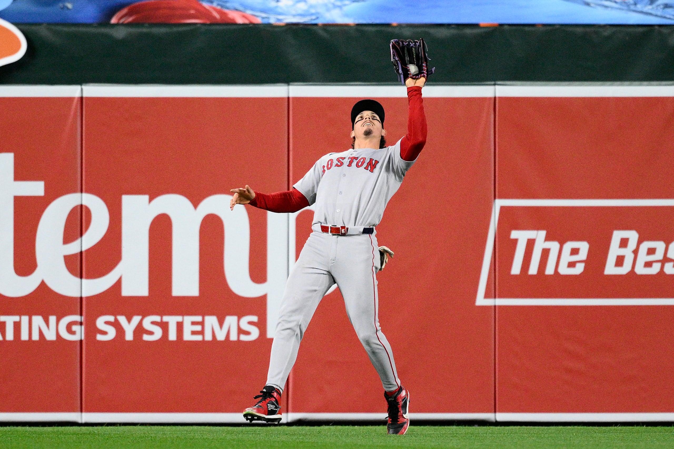 Jarren Durán, jardinero izquierdo de los Red Sox, atrapa un elevado de Gary Sánchez, de los Orioles de Baltimore, para un out durante la séptima entrada del juego de béisbol de Grandes Ligas.