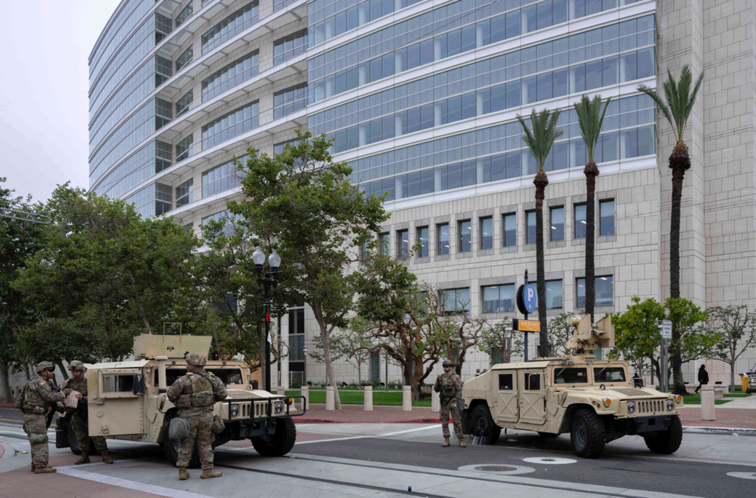 La Guardia Nacional de California llega para montar guardia fuera del Edificio Federal y Palacio de Justicia Ronald Reagan en Santa Ana, California, el martes 10 de junio de 2025, después de que las protestas del lunes contra las redadas del ICE del presidente Trump resultaran en violencia.