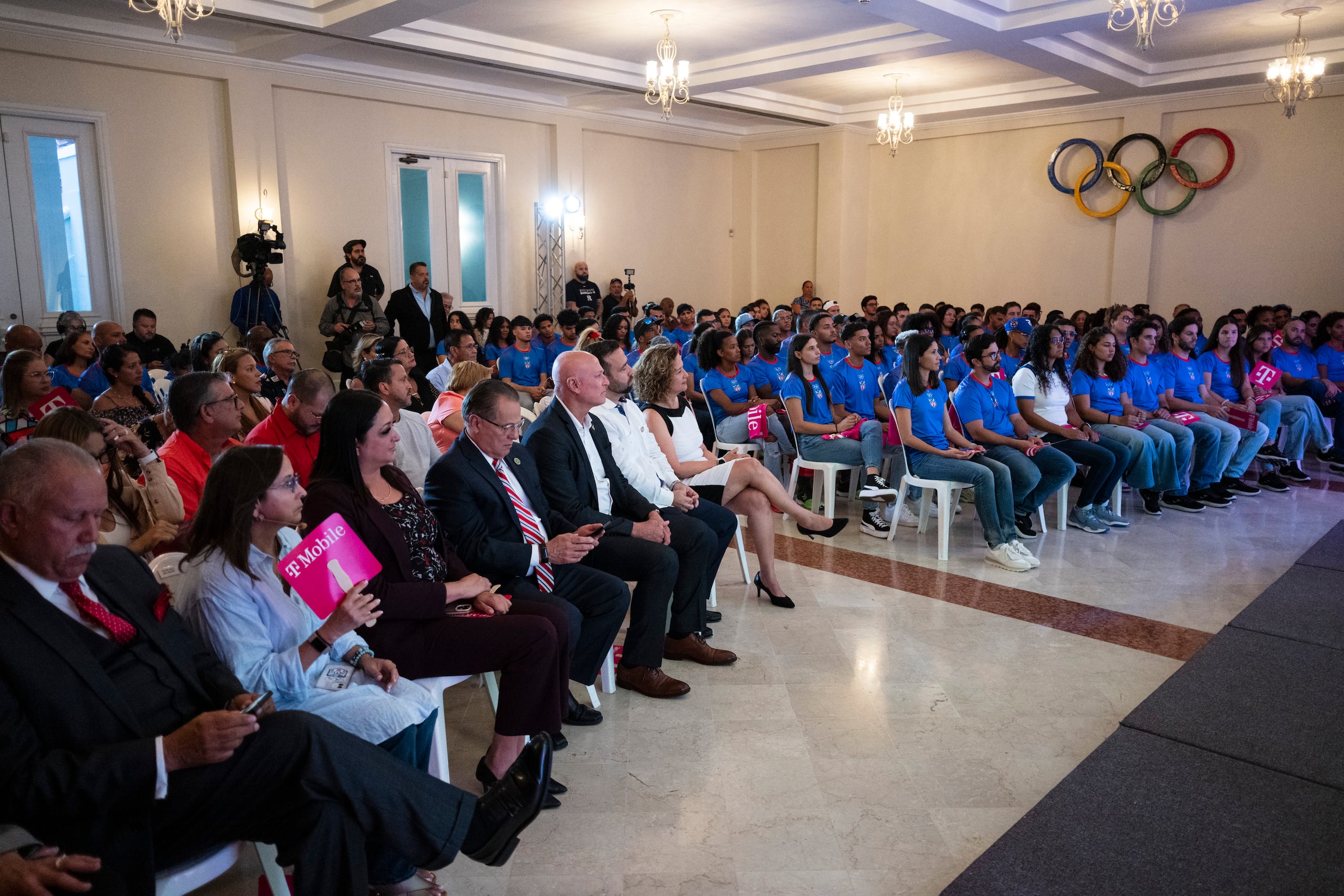 Oficiales y atletas llenaron el Salón de los Presidentes en la Casa Olímpica, en donde se celebró este martes la ceremonia de abanderamiento.