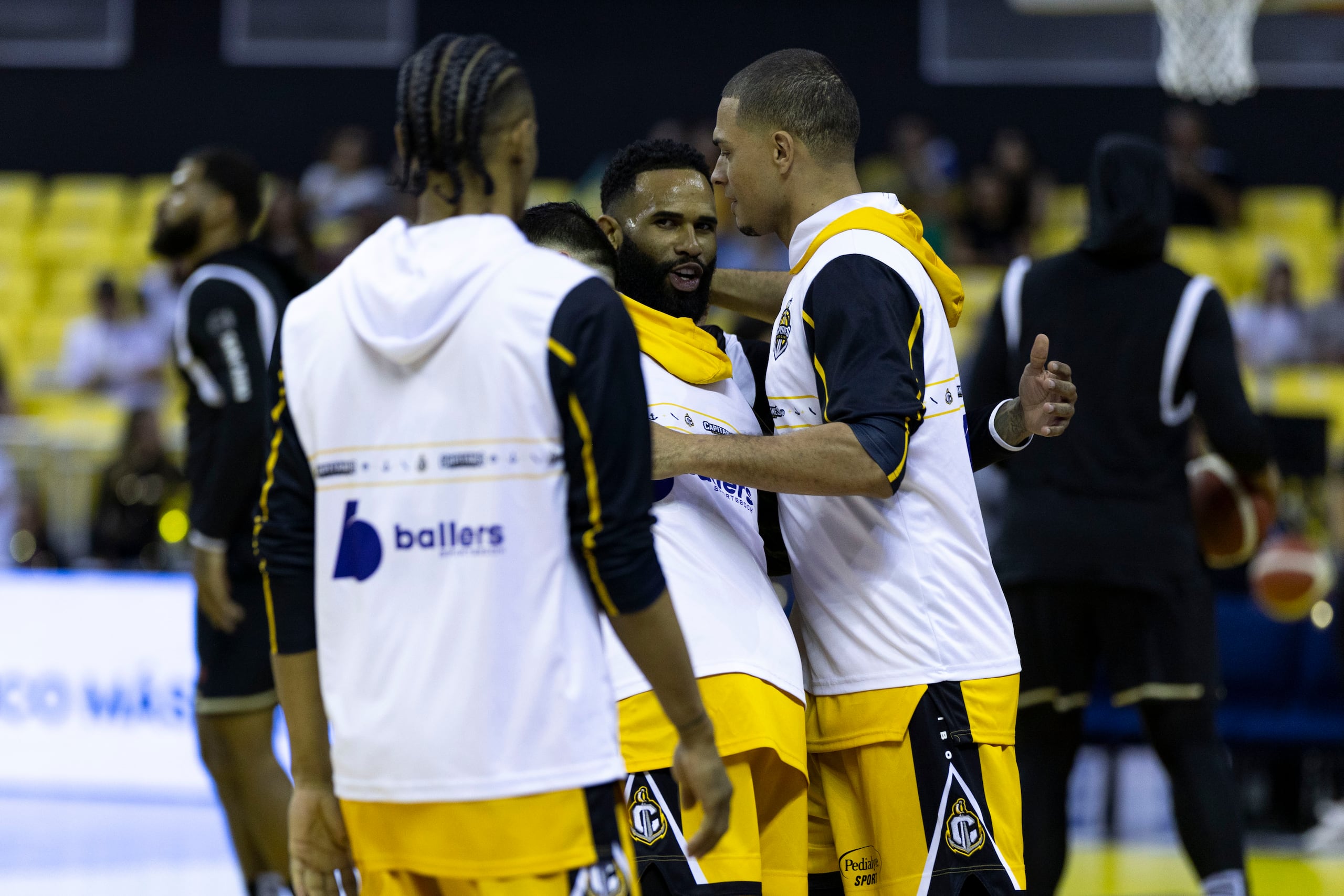 Walter Hodge saluda a Raymond Cintrón y Jonathan Rodríguez previo al partido del viernes entre los Capitanes de Arecibo y los Cangrejeros de Santurce.
