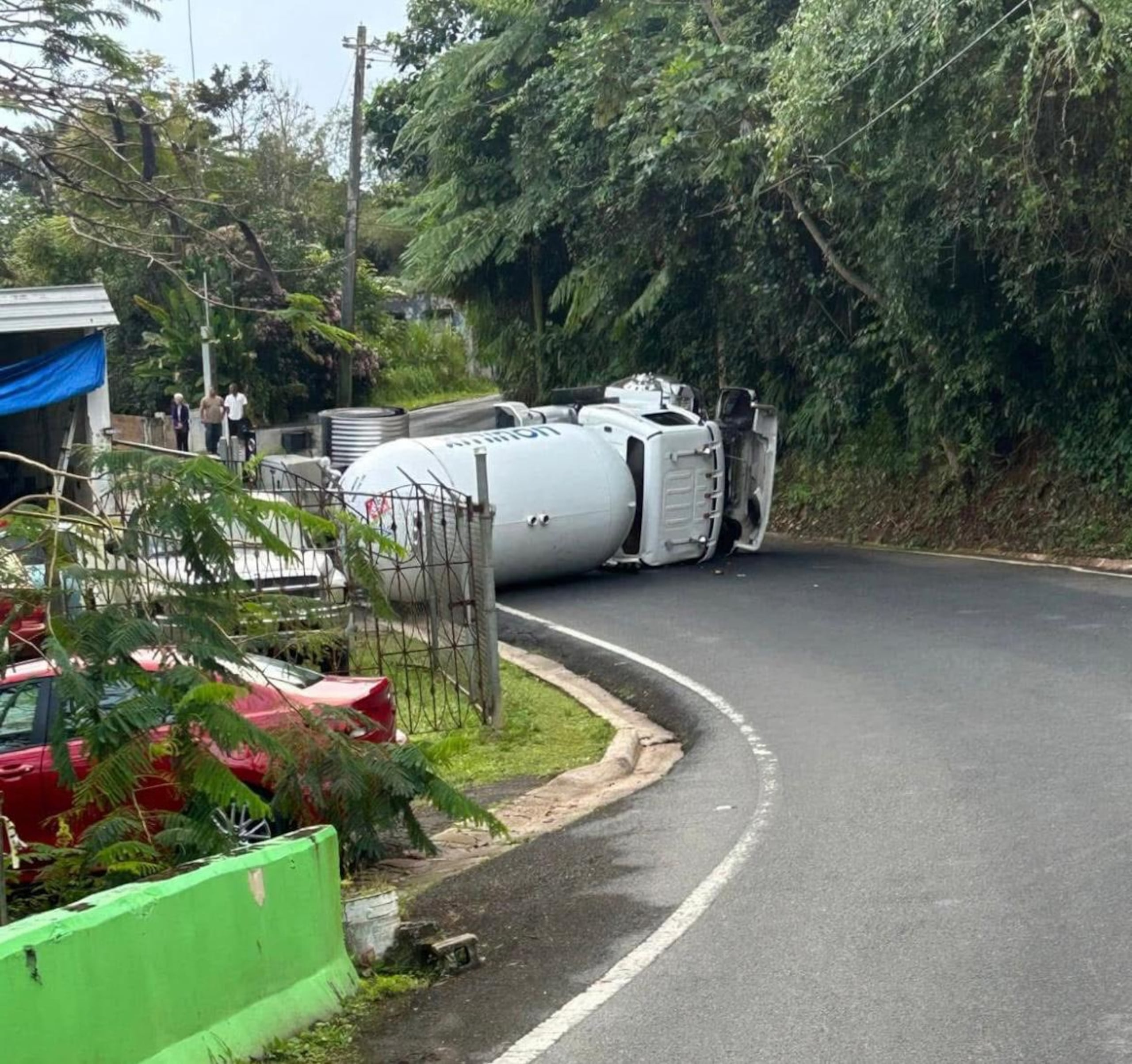 Camión de la compañía Liquilux Gas, que se volcó en el kilómetro 6.1 del barrio Palomas en Comerío.