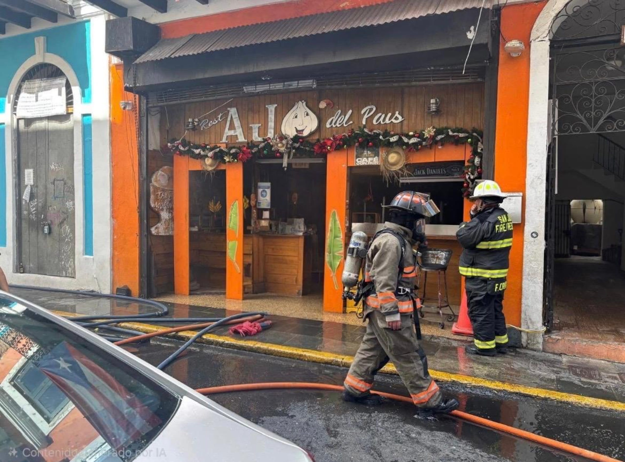 Bomberos extinguieron un incendio se desató en el restaurante Ajo del País ubicado en la calle San Francisco, en el Viejo San Juan.