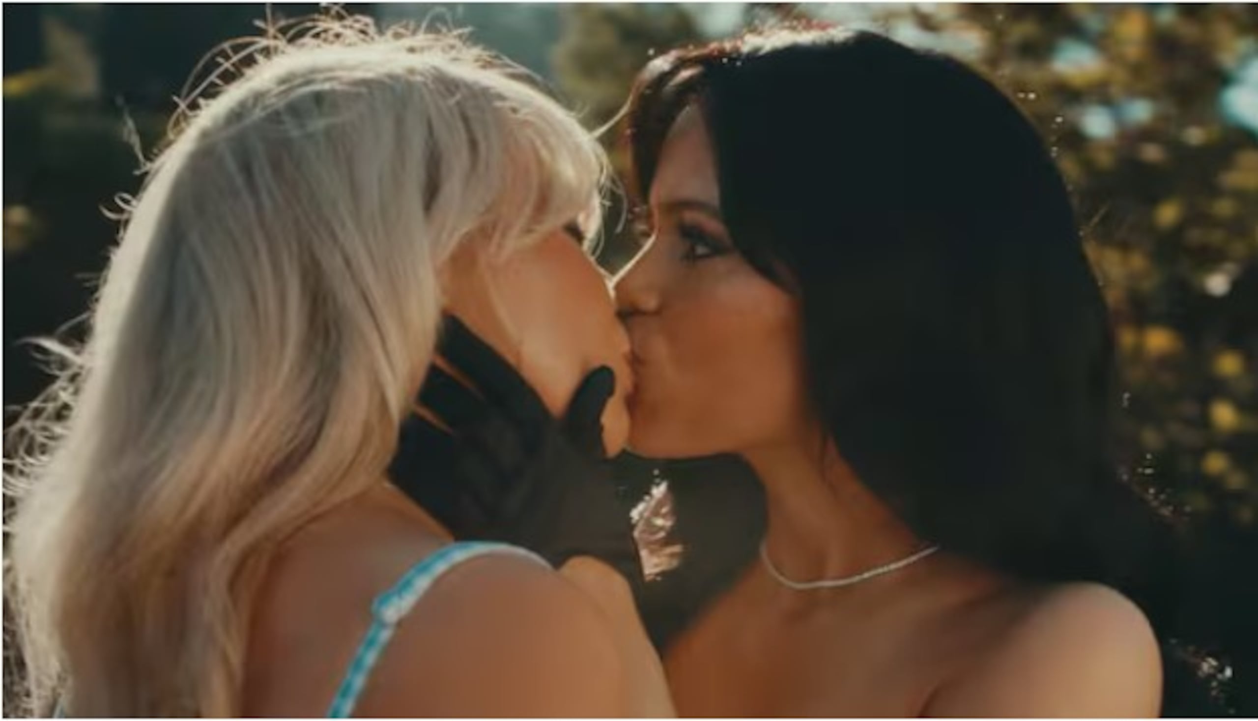 Jenna Ortega y Sabrina Carpenter en el video oficial de "Taste".