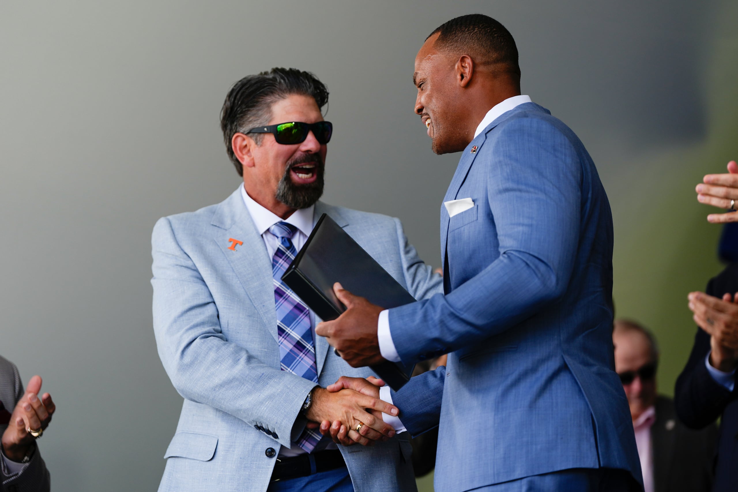 Todd Helton saluda a Adrian Beltré.