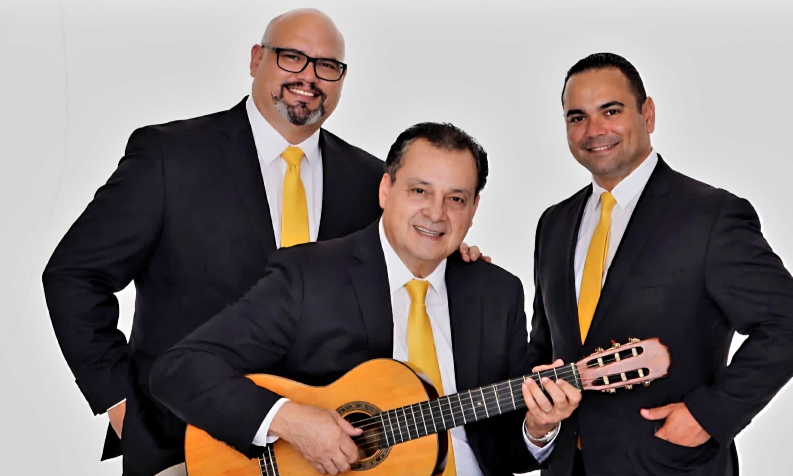 De izquierda a derecha, Elioreph Rivera, segunda voz y guitarra; Ricardo Feliú (sentado), requintista y propietario del trío Los Cancioneros; y Víctor Roldán, primera voz y guitarra.