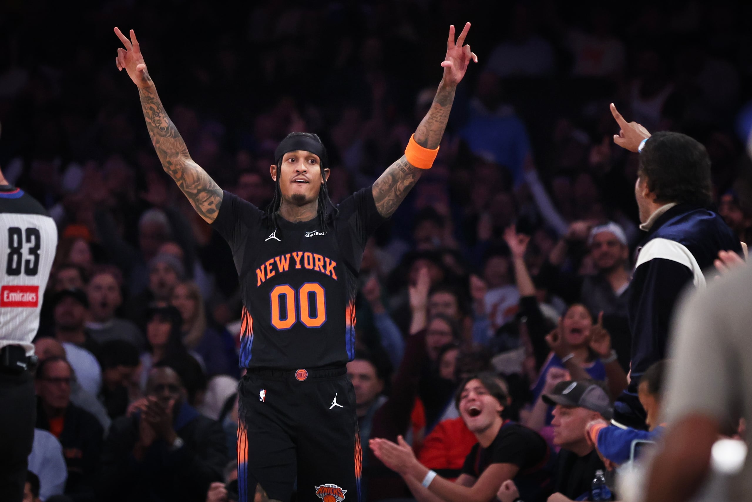 Jordan Clarkson (00), de los Knicks de Nueva York, celebra después de encestar un triple durante la primera mitad del juego de baloncesto de la NBA en contra del Jazz de Utah, el viernes 5 de diciembre de 2025, en Nueva York. (AP Foto/Heather Khalifa)