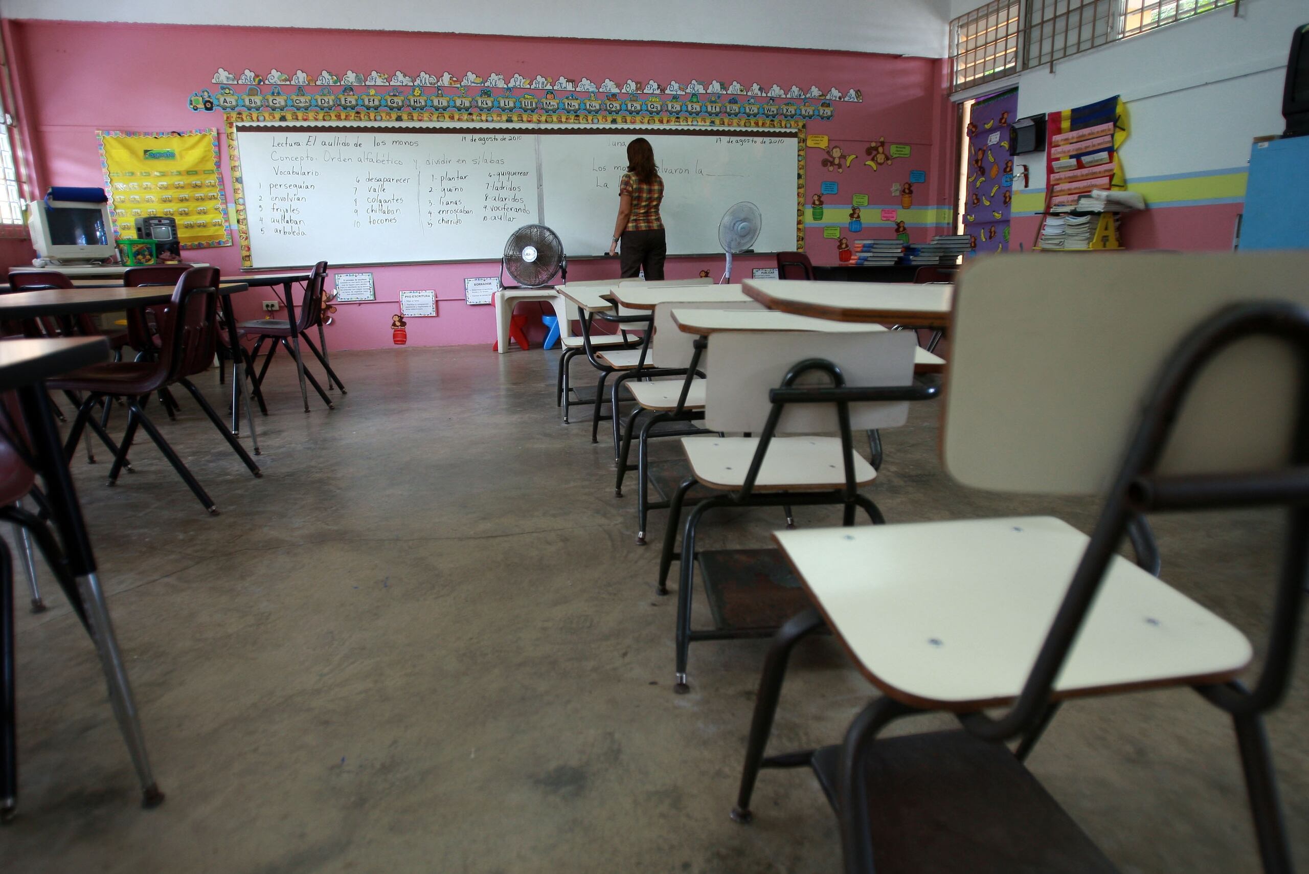 Este rezago es más que preocupante, pues representan lagunas profundas que no permiten un desarrollo adecuado de nuestros jóvenes, potenciando la deserción escolar o que se rindan de aspirar a un grado a nivel superior.