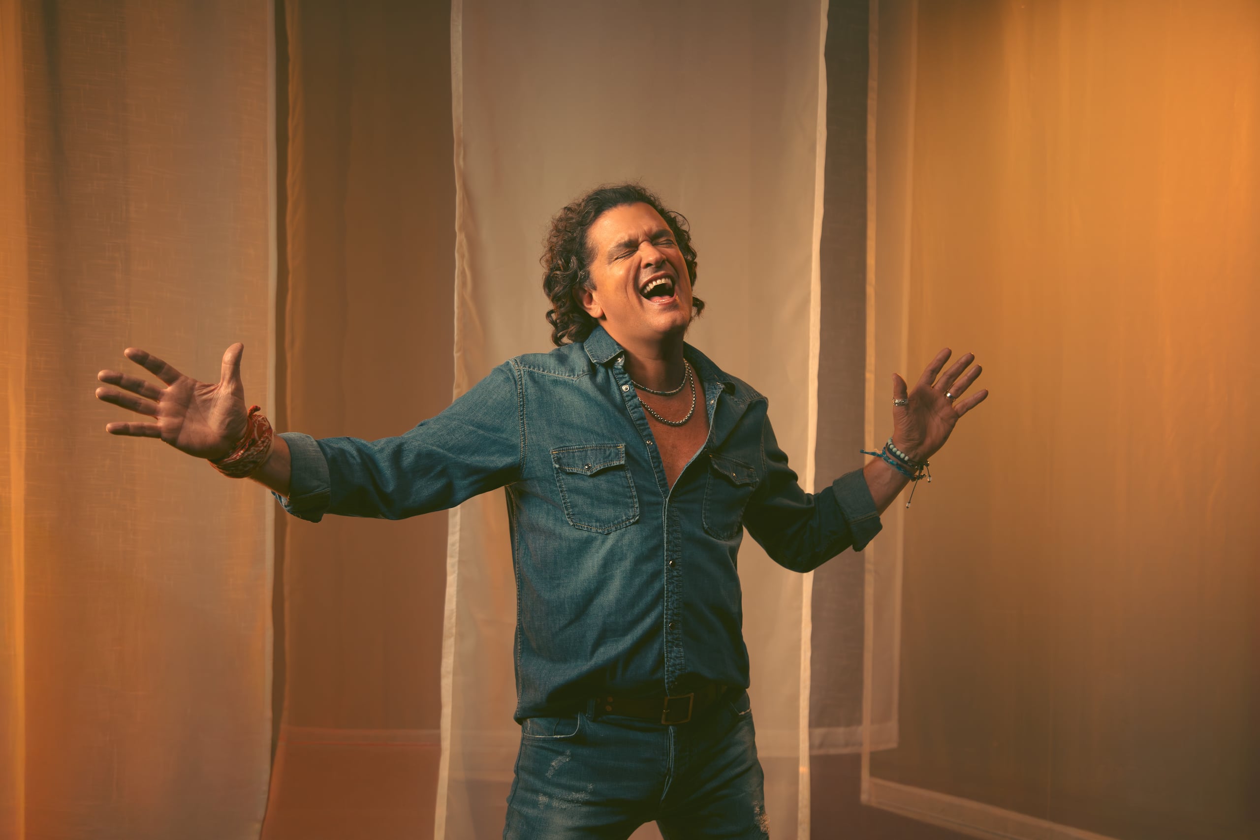 Carlos Vives llega al Choliseo con su "Tour al Sol" junto a su banda La Provincia.