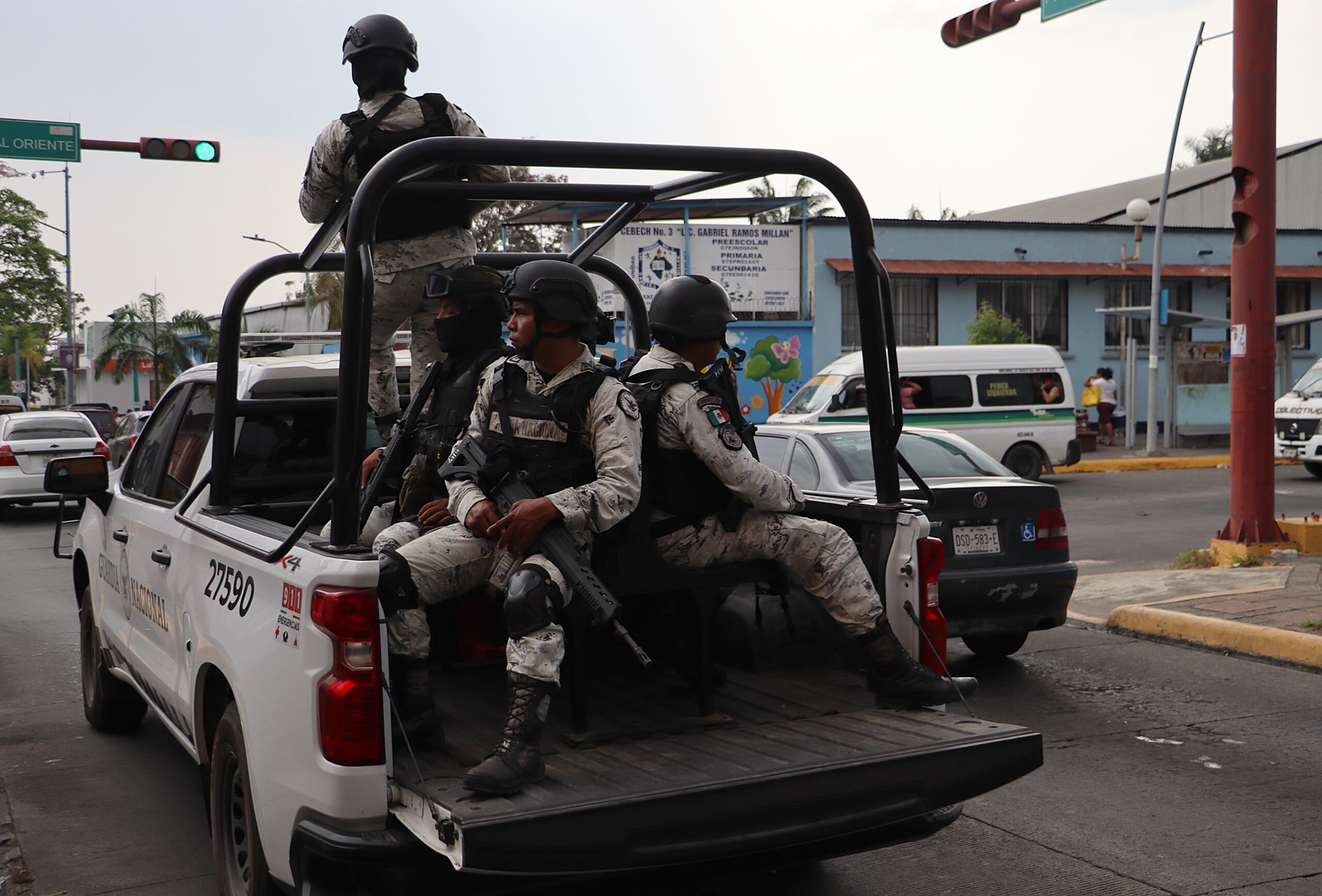 Policías municipales y elementos de la Guardia Nacional acordonaron en apoyo de la Fiscalía Regional, que envió un equipo forense para la fijación de la escena y acopio de indicios en coordinación con agentes de Investigación Criminal.