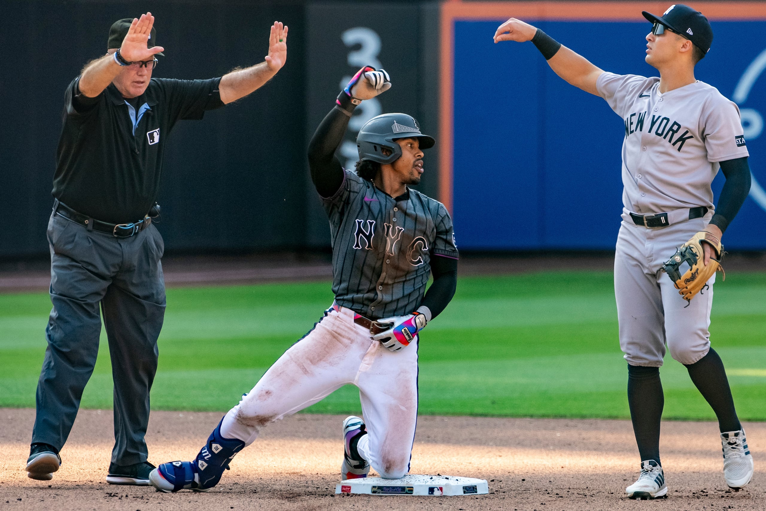 Francisco Lindor llega a segunda base tras un error de los Yankees de Nueva York.