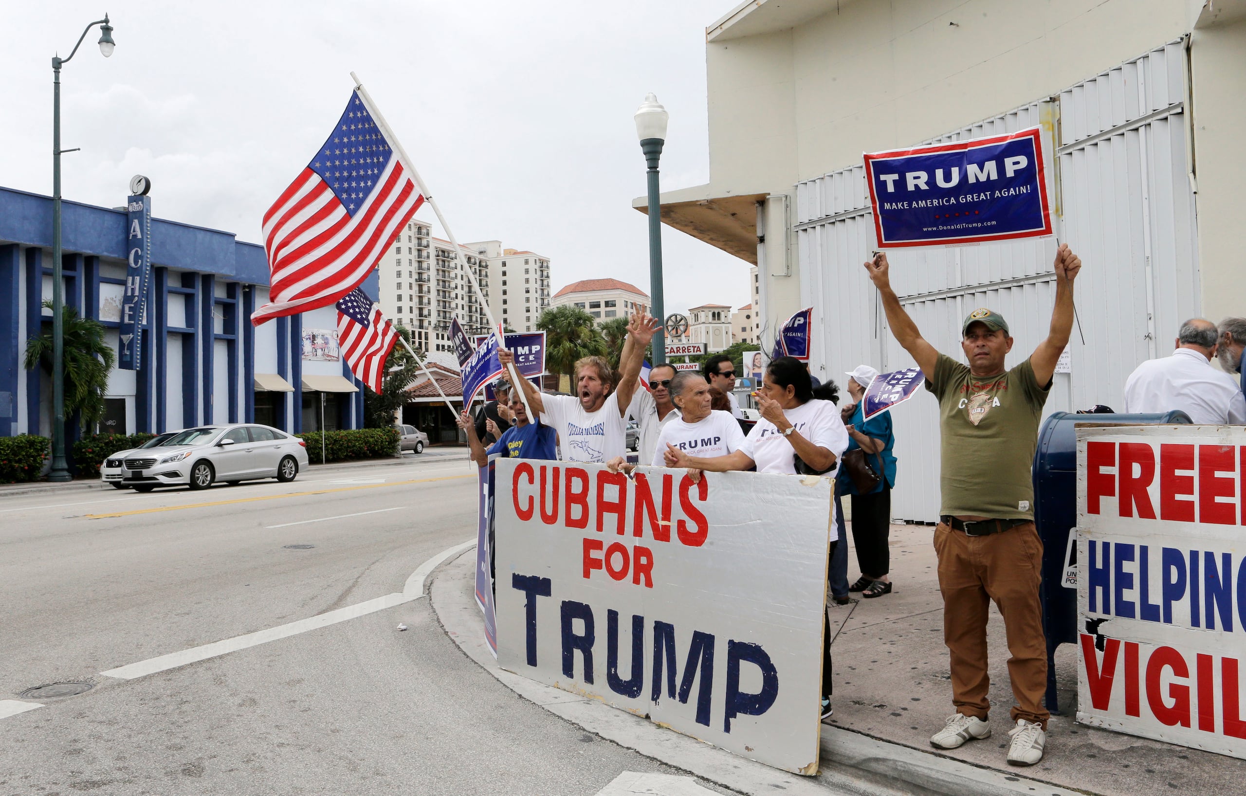 Cubano-estadounidenses gritan consignas a favor del candidato republicano a la presidencia Donald Trump, en Miami, el 28 de octubre de 2016. (AP Foto/Alan Diaz, Archivo)