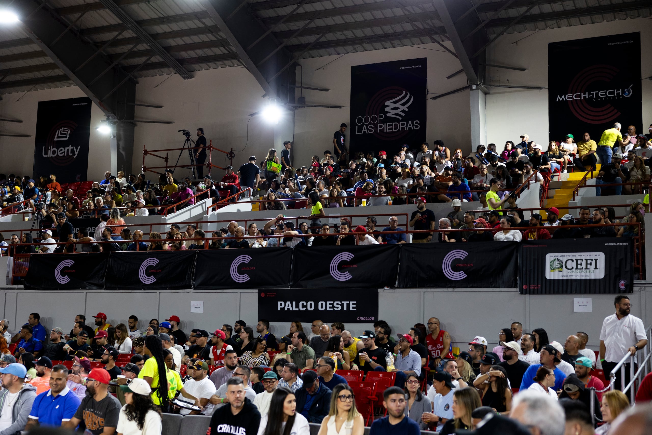Los primeros dos juegos de la temporada 2024 del BSN en el Coliseo Roger Mendoza han sido con casa llena.