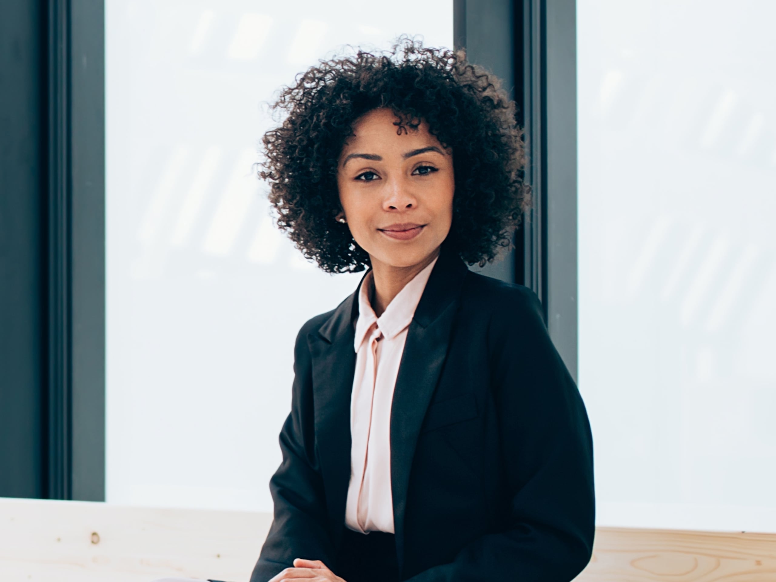 Lo ideal es haber saldado —o estar a punto de saldar— deudas como la vivienda, los autos, las tarjetas de crédito y los préstamos estudiantiles.