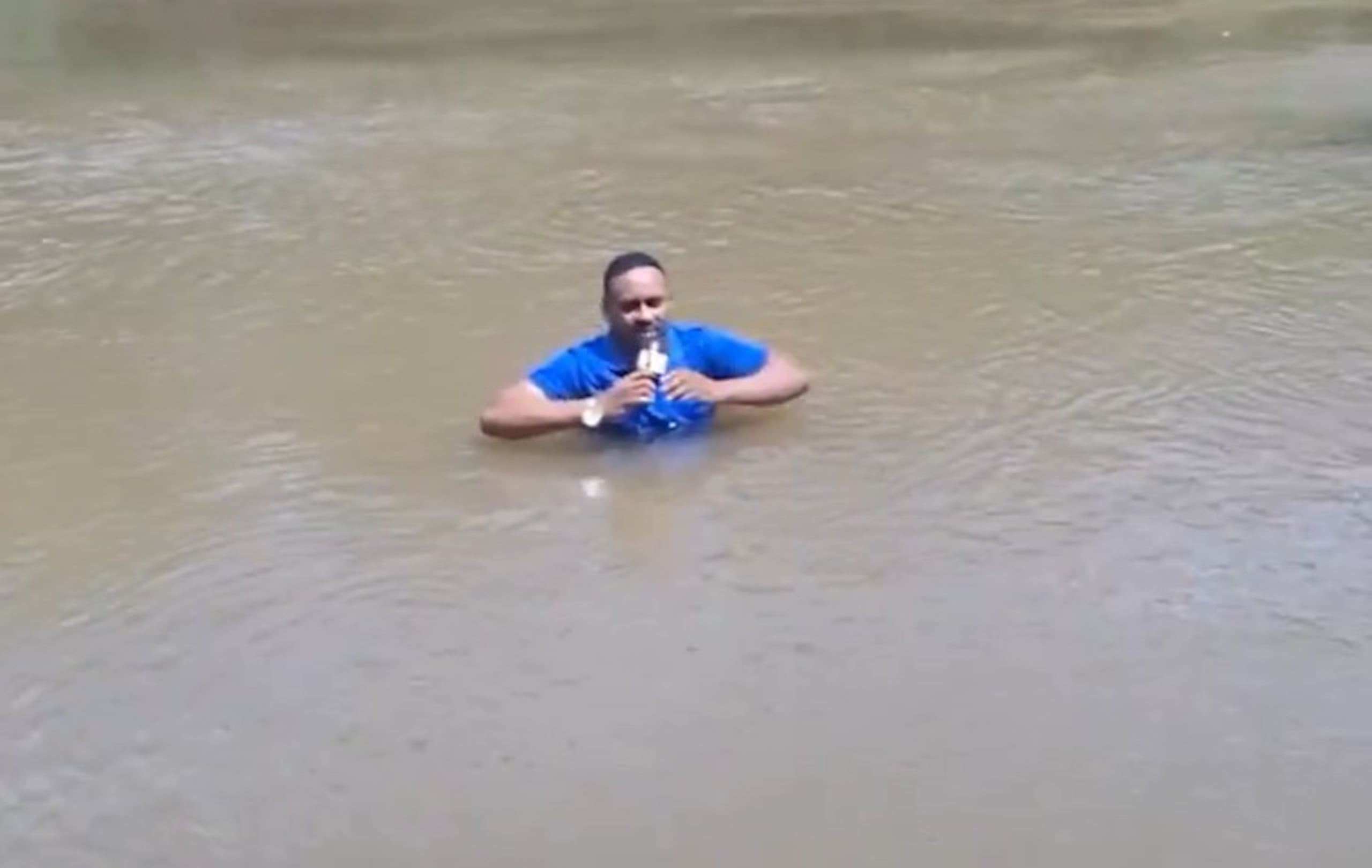 El periodista realizaba un reportaje en el río cuando pisó lo que resultó ser el cuerpo de la menor que buscaban.