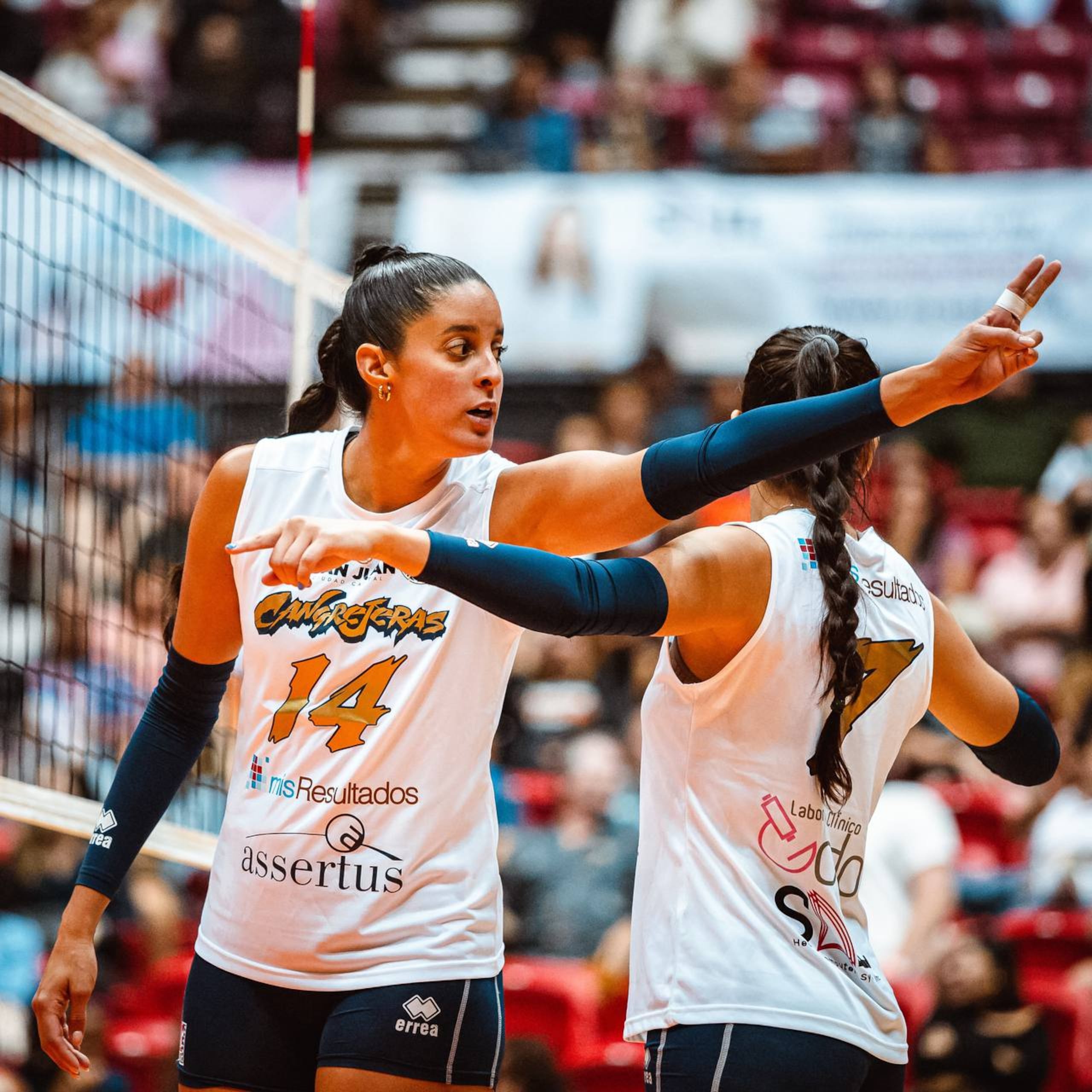 Neira Ortiz, central de las Cangrejeras de Santurce en el voleibol femenino, es una de las principales nativas activas en el torneo, que inicia este jueves.