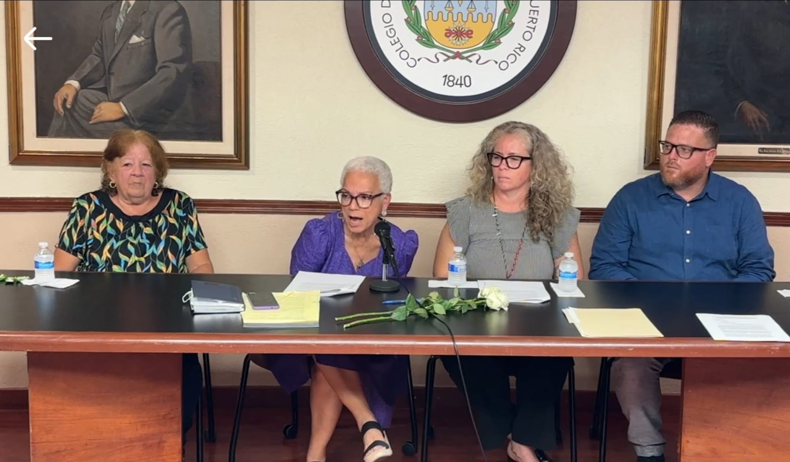 (De izquierda a derecha) Carmen Cintrón, madre de Ivonne Negrón asesinada en el 2013; licenciada Josefina Pantoja y los hermanos de la víctima Leila y Víctor Negrón.