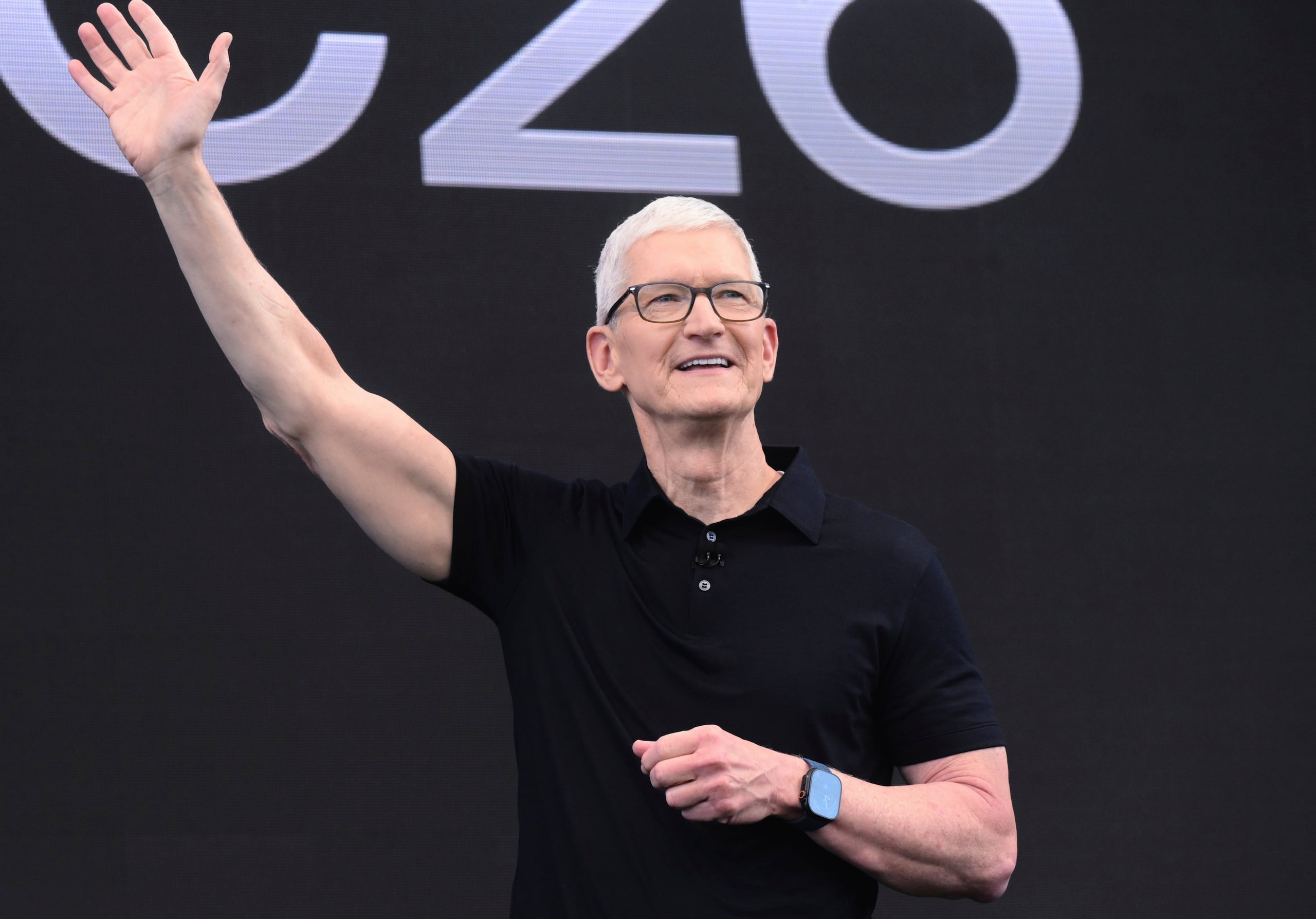 El director ejecutivo de Apple, Tim Cook, saluda durante la Conferencia Mundial Anual de Desarrolladores en la sede de Apple en Cupertino, California, el lunes 8 de junio de 2026. (Foto AP/Noah Berger)