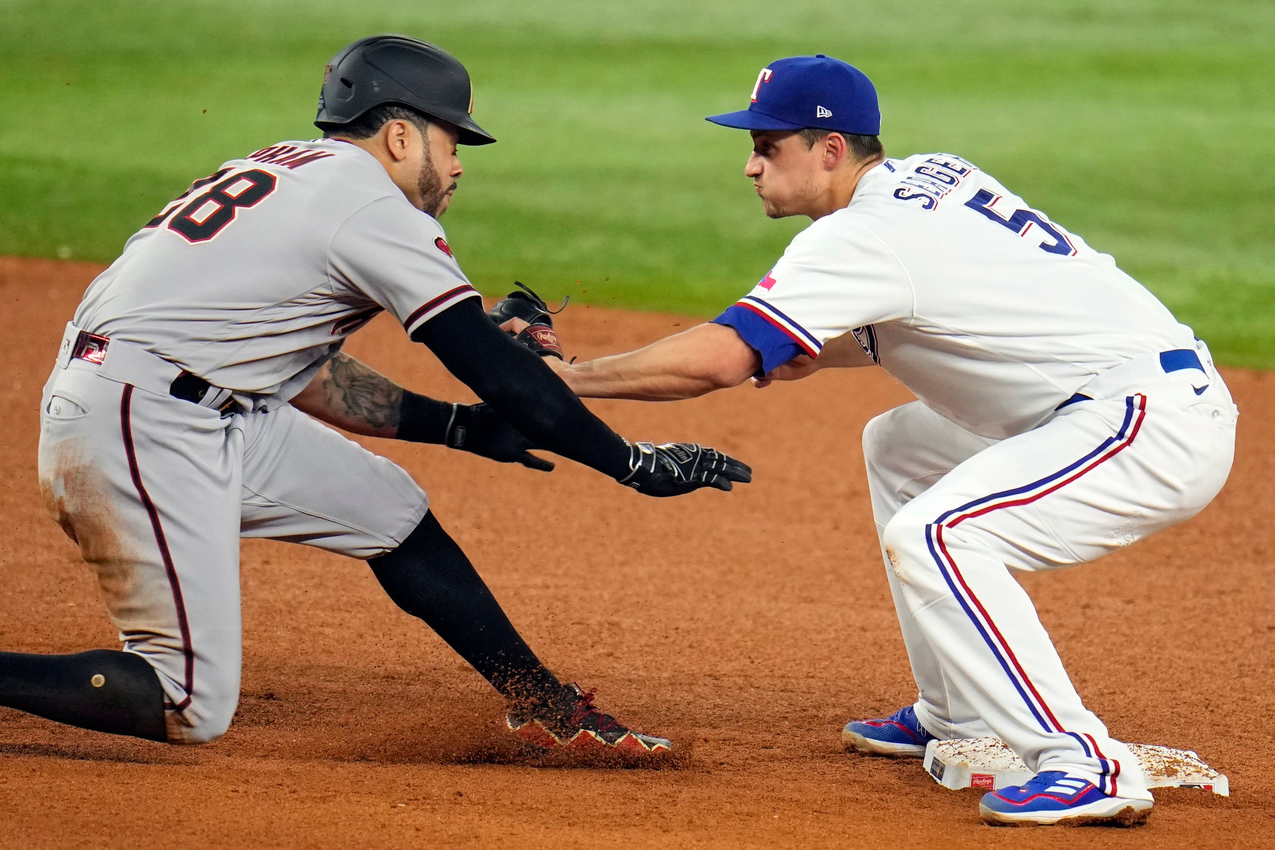Tommy Pham, de Arizona, es puesto fuera por un toque del campocorto de Texas, Corey Seager, esto durante la acción de la sexta entrada del segundo juego de la Serie Mundial el sábado.