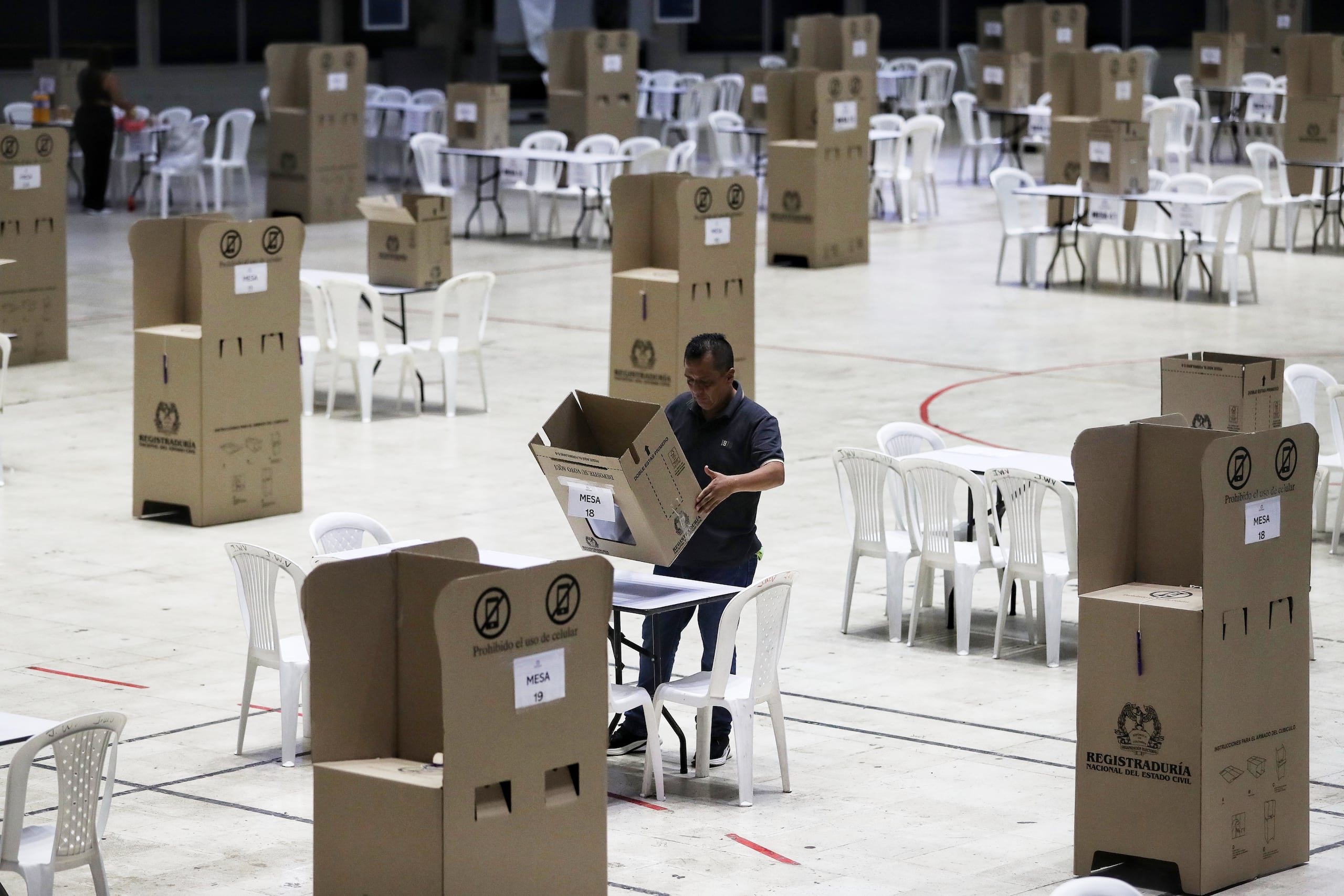 Un funcionario electoral prepara un centro de votación para las elecciones presidenciales del domingo en Cali, Colombia, el sábado 30 de mayo de 2026. (AP Foto/Santiago Saldarriaga)