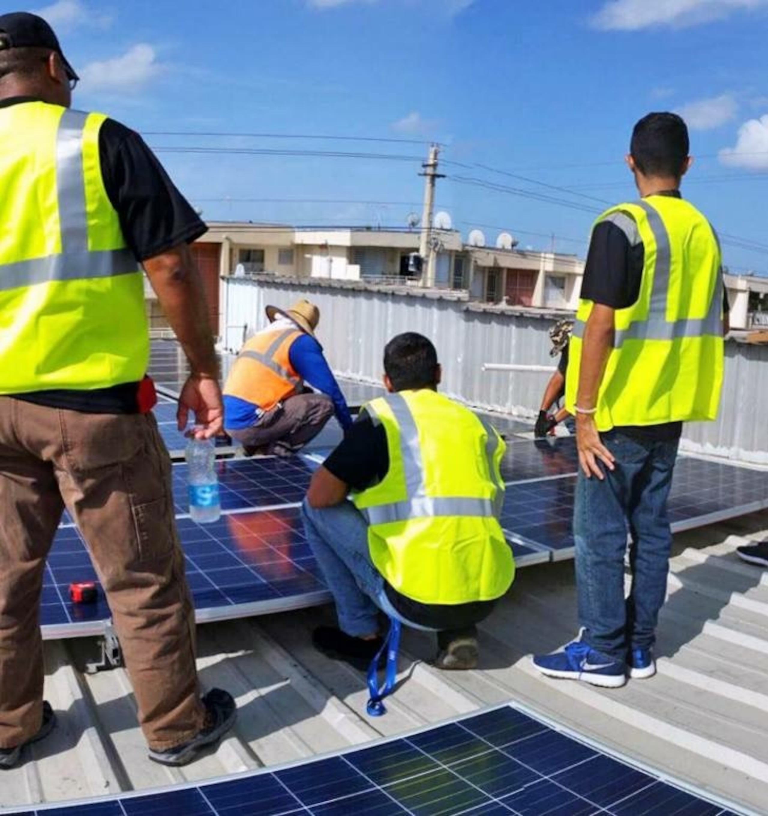 La Escuela Técnica de Electricidad se mantiene a la vanguardia en la tecnología educativa para ofrecer una educación de la más alta calidad en sus ramas de estudio.
