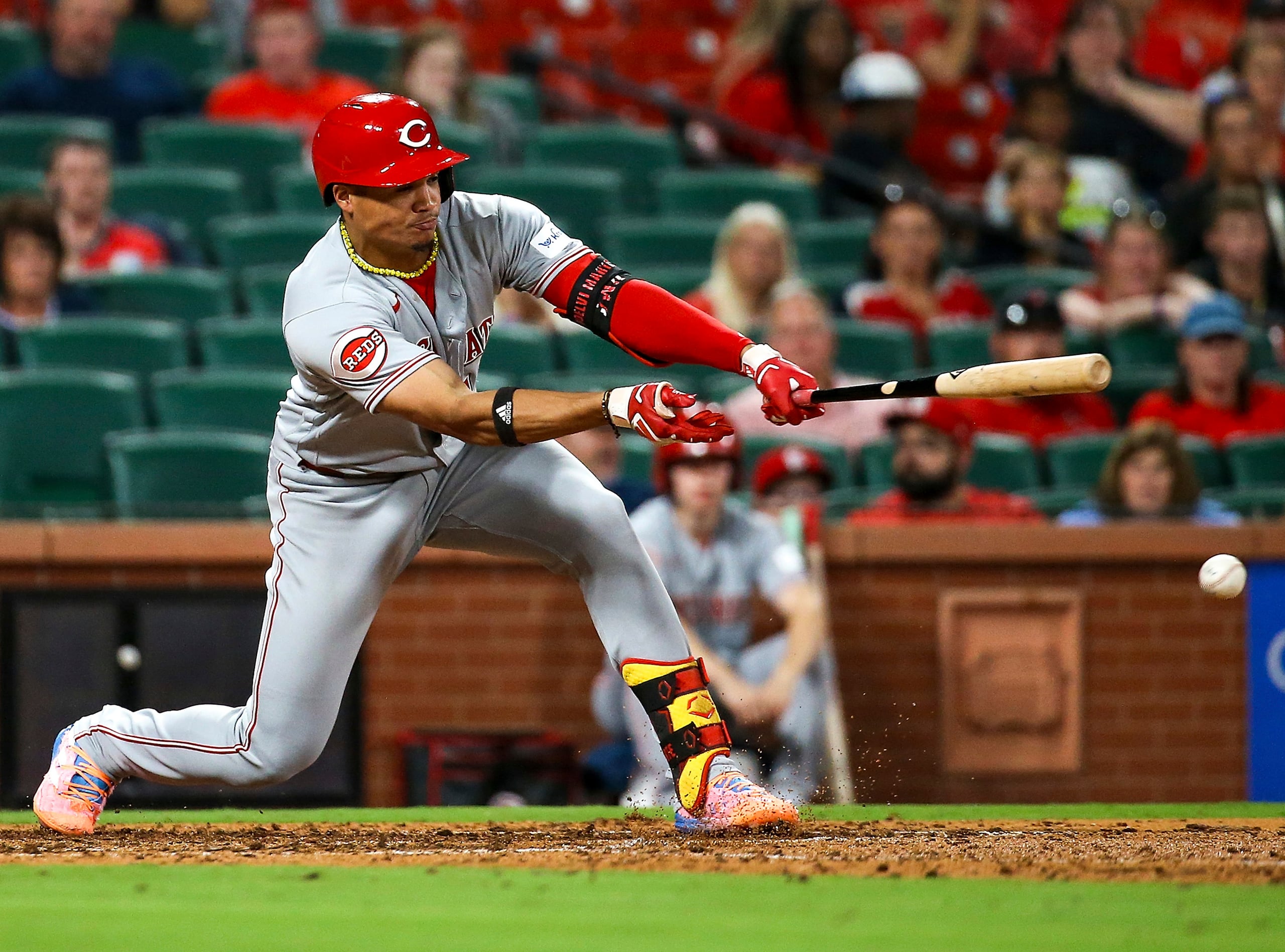 Noelvi Marte, de los Reds de Cincinnati, pega un sencillo en la octava entrada de un juego ante los Cardinals de San Luis.