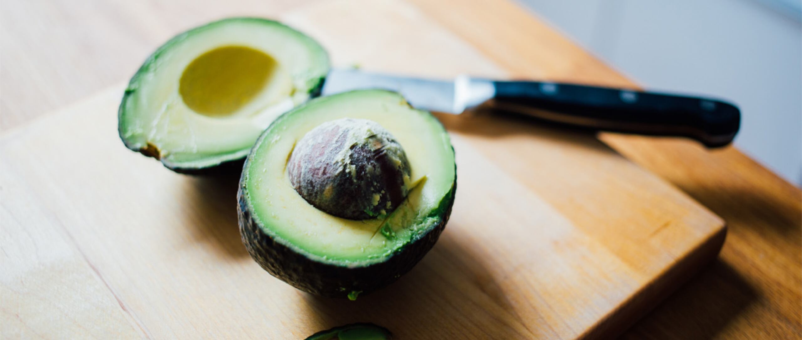 El consumo excesivo de aguacate puede provocar un aumento de peso por las grandes cantidades de grasas dietéticas que presenta. (Charles ?? / Unsplash)