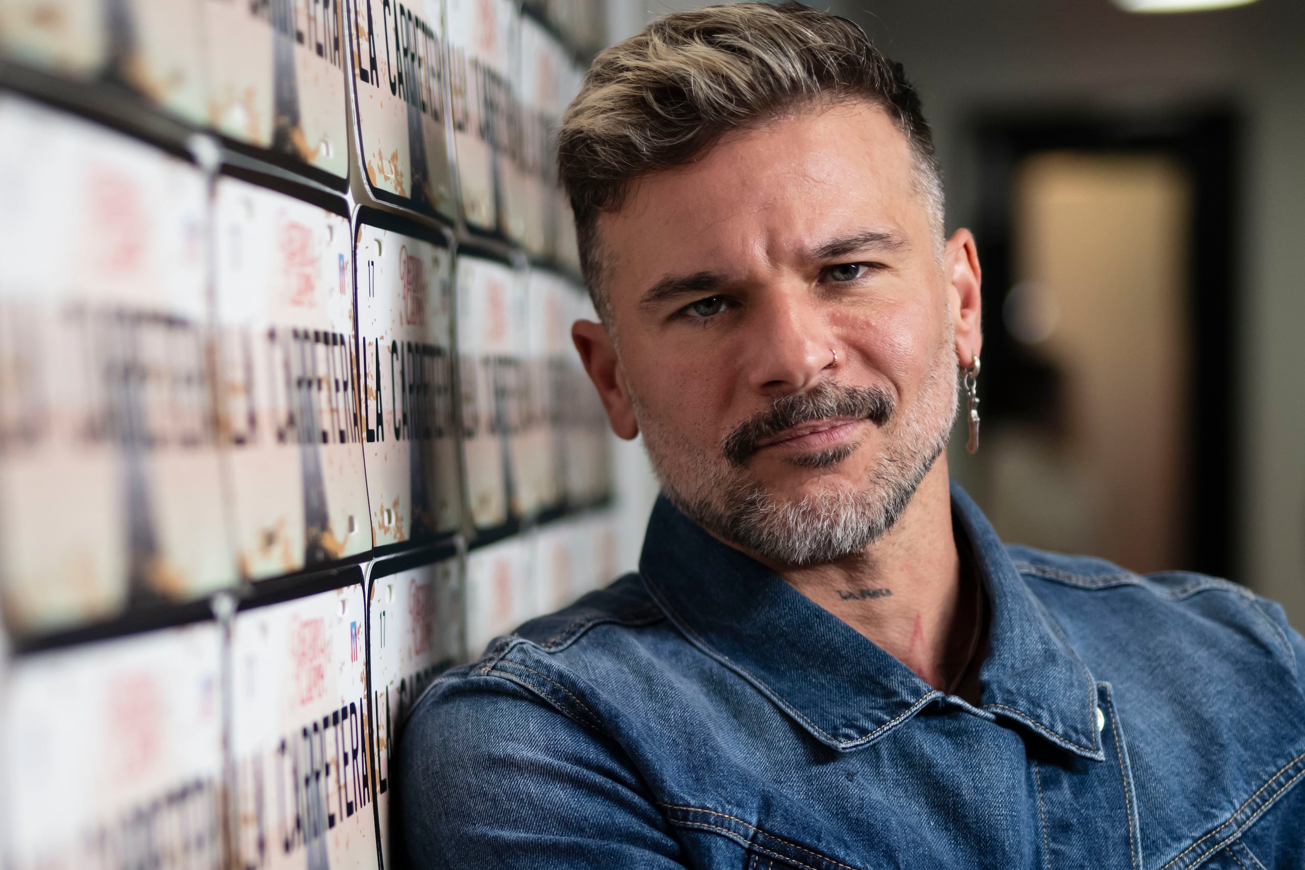 El disco incluye el tema "Aquí estaré", que dedica a su hijo mayor.