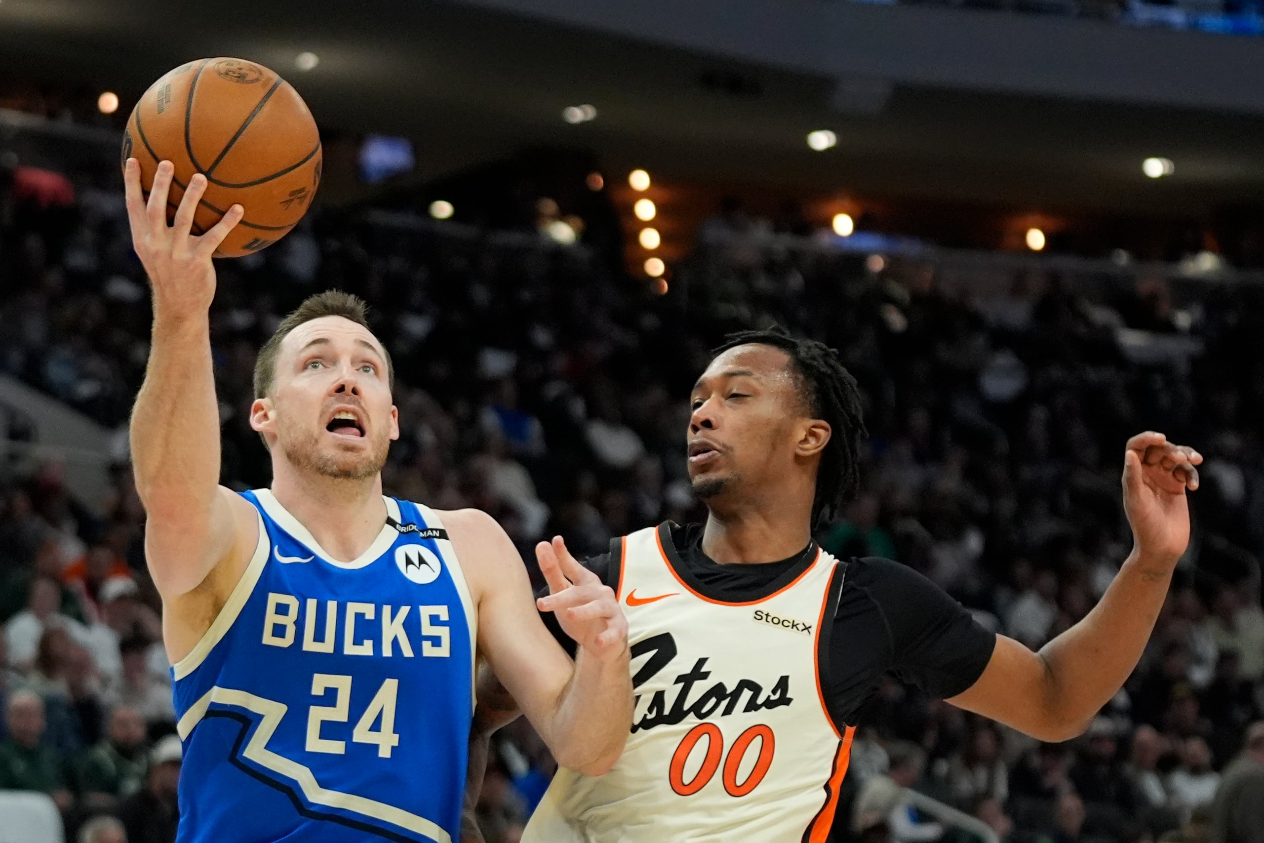 Pat Connaughton (24) camino a la canasta.