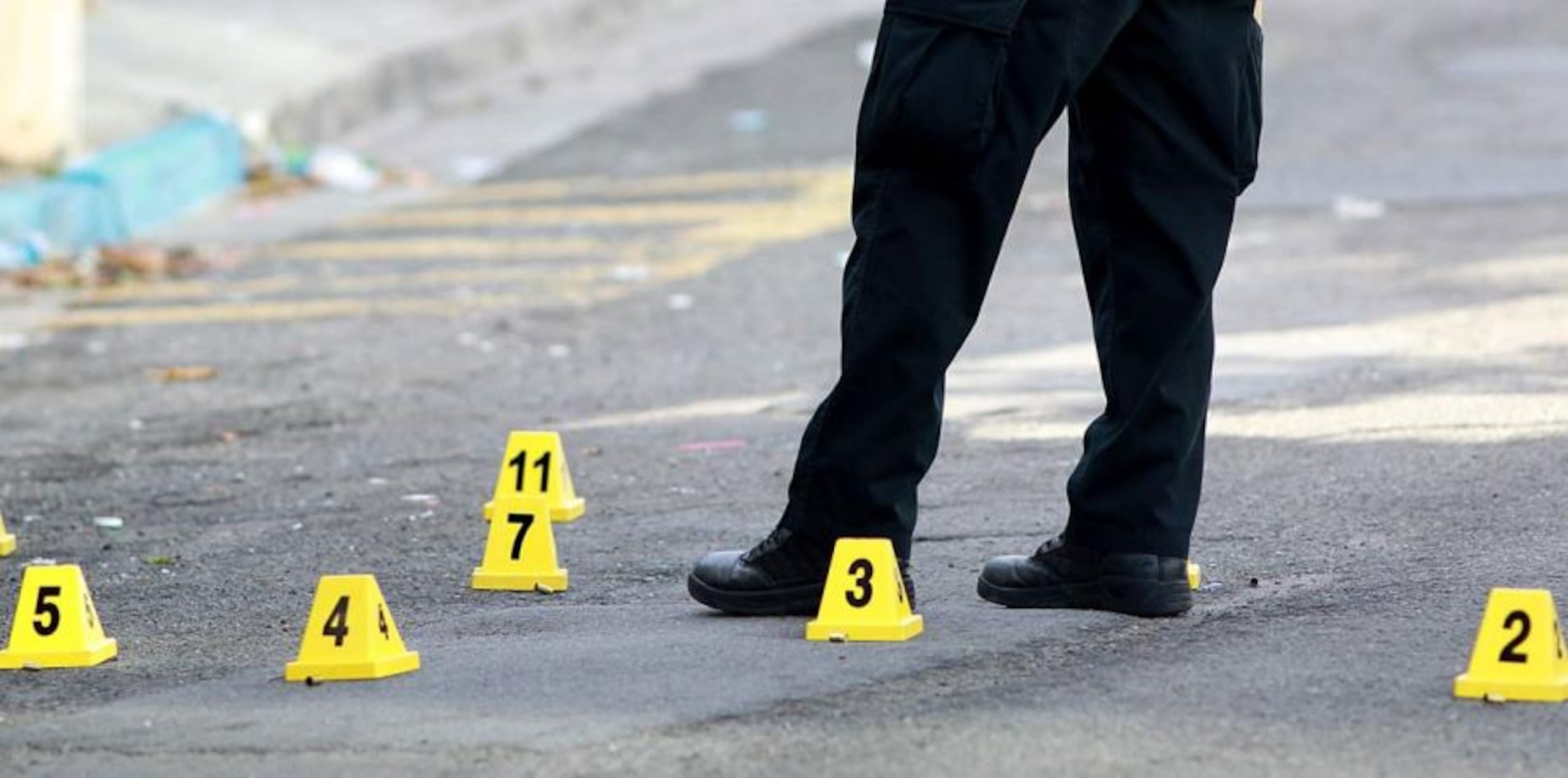 Agentes de la División de Homicidios de Mayagüez investigan el asesinato. (Archivo / GFR Media)