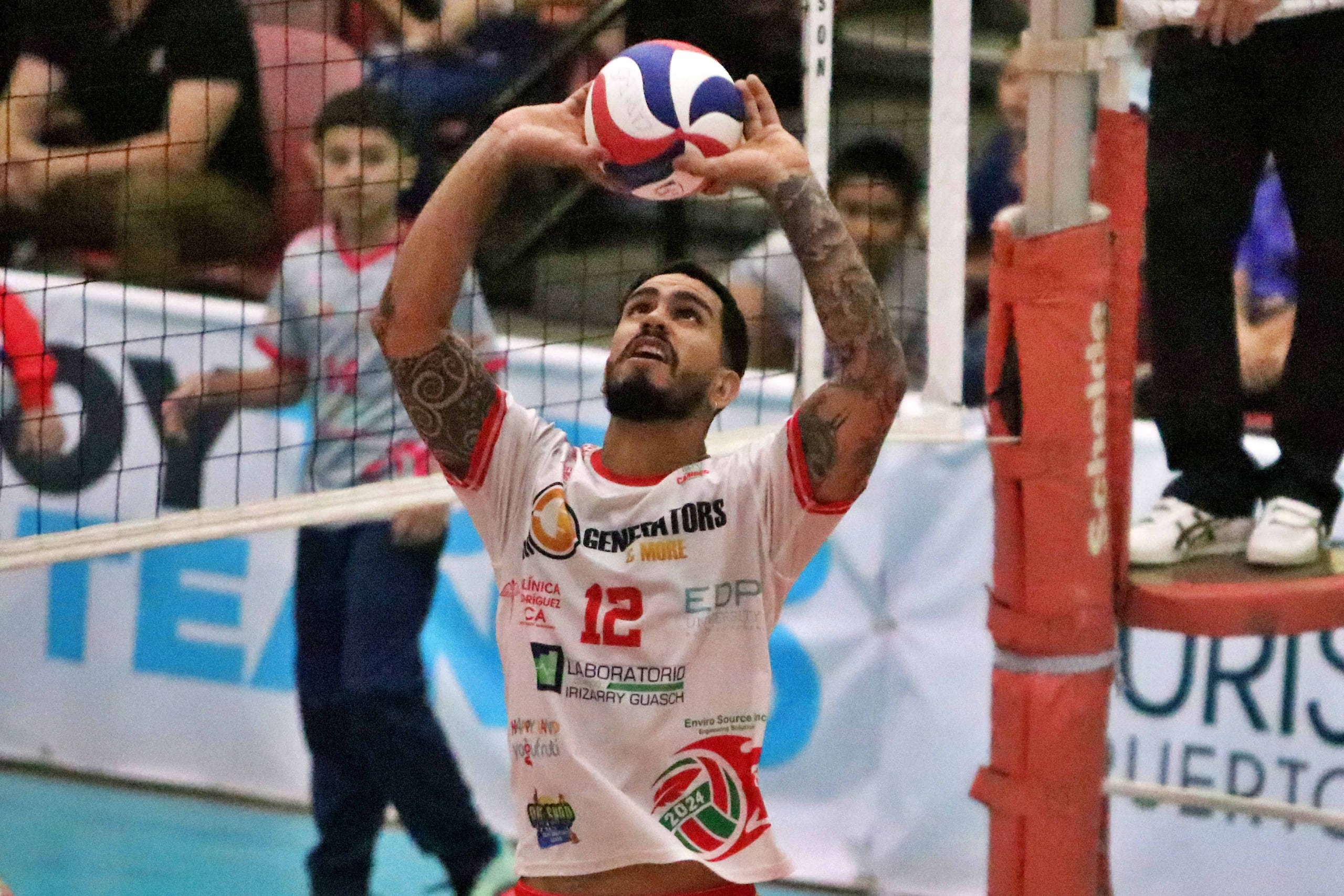 Howard García, acomodador de los Caribes de San Sebastián, durante una jugada frente a los Mets de Guaynabo en la final 2024 de la LVSM.